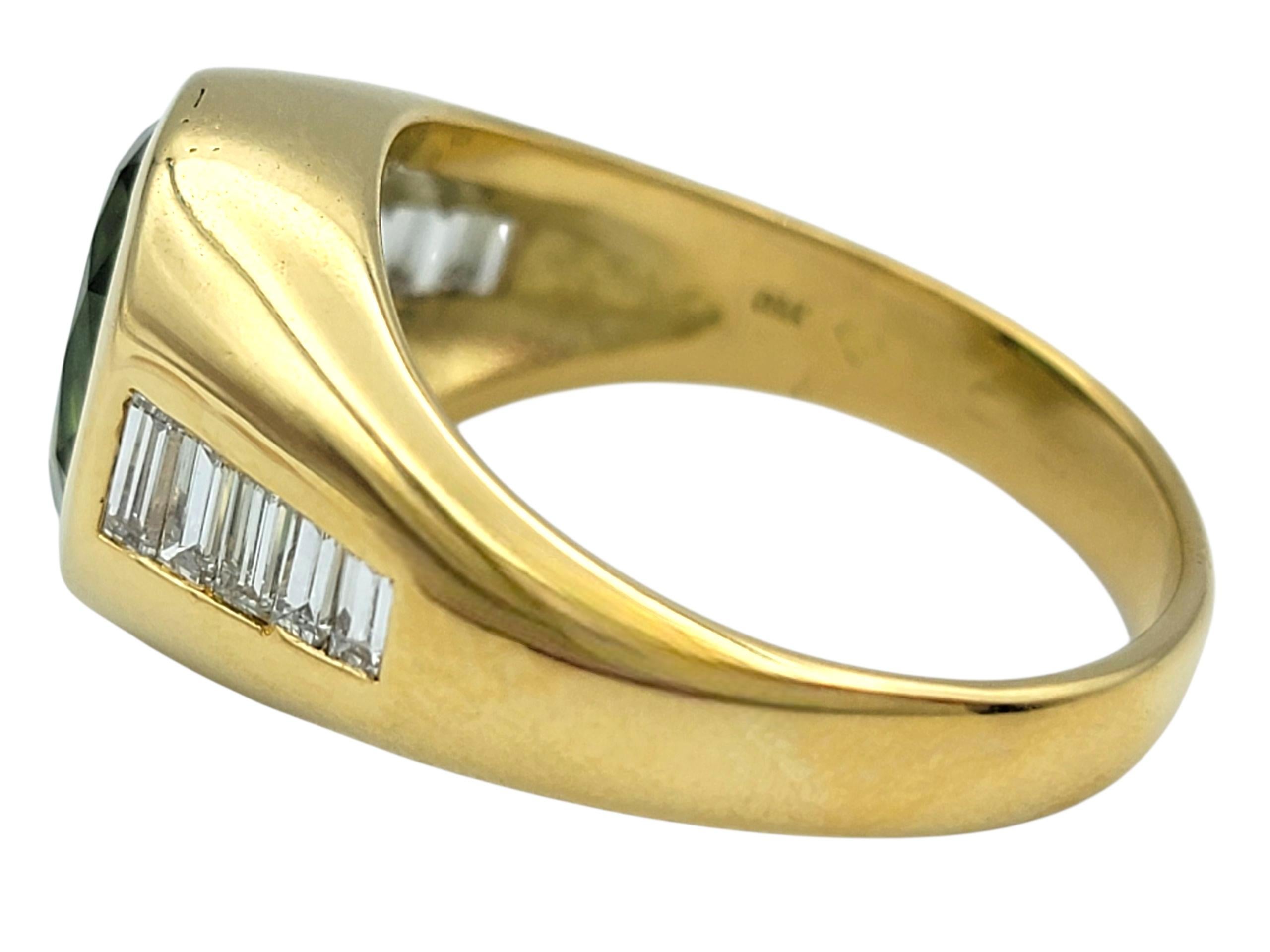 Taille ovale Bague en or 18 carats sertie d'une tourmaline verte ovale et d'un diamant baguette en vente