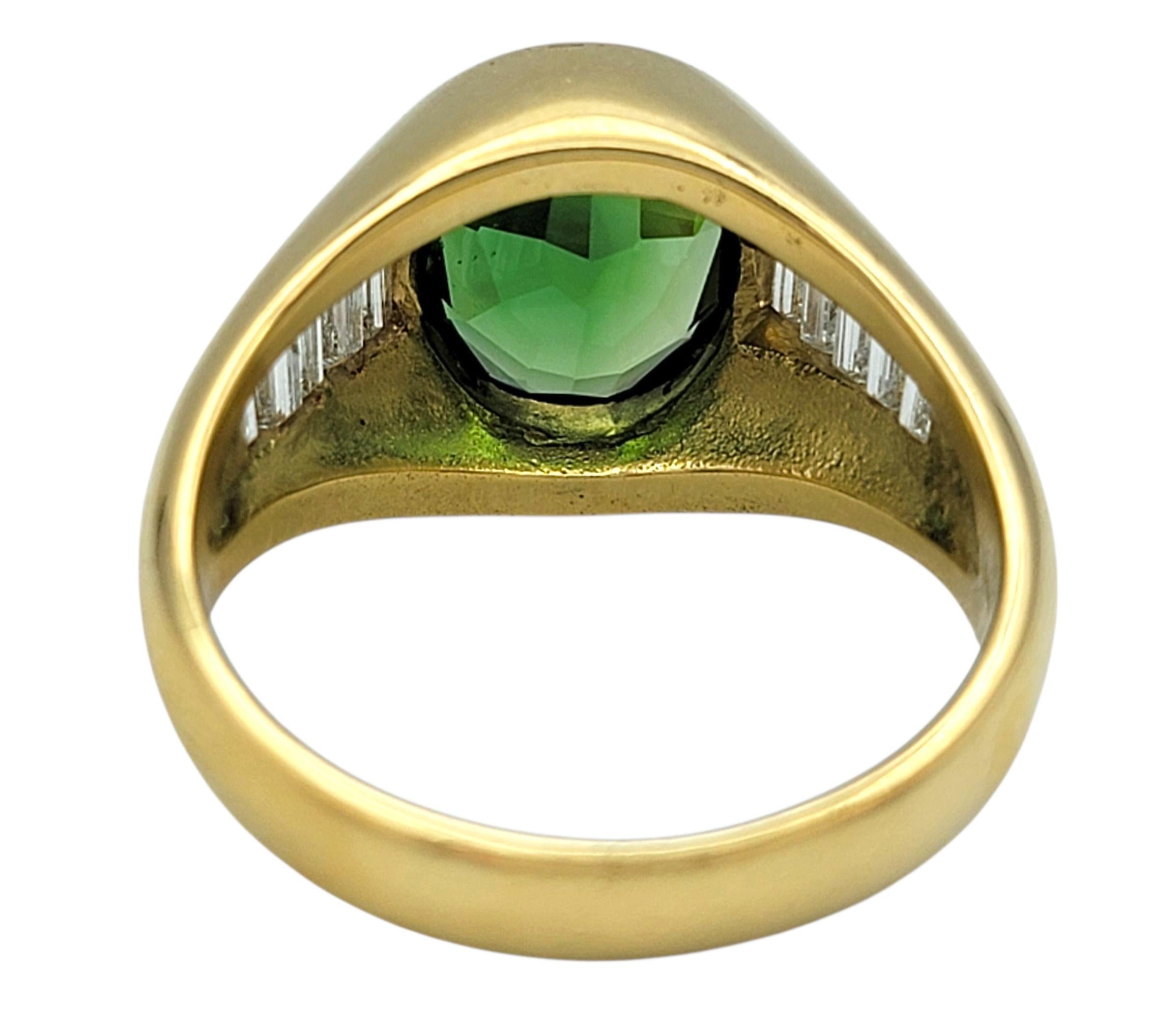 Bague en or 18 carats sertie d'une tourmaline verte ovale et d'un diamant baguette Pour femmes en vente
