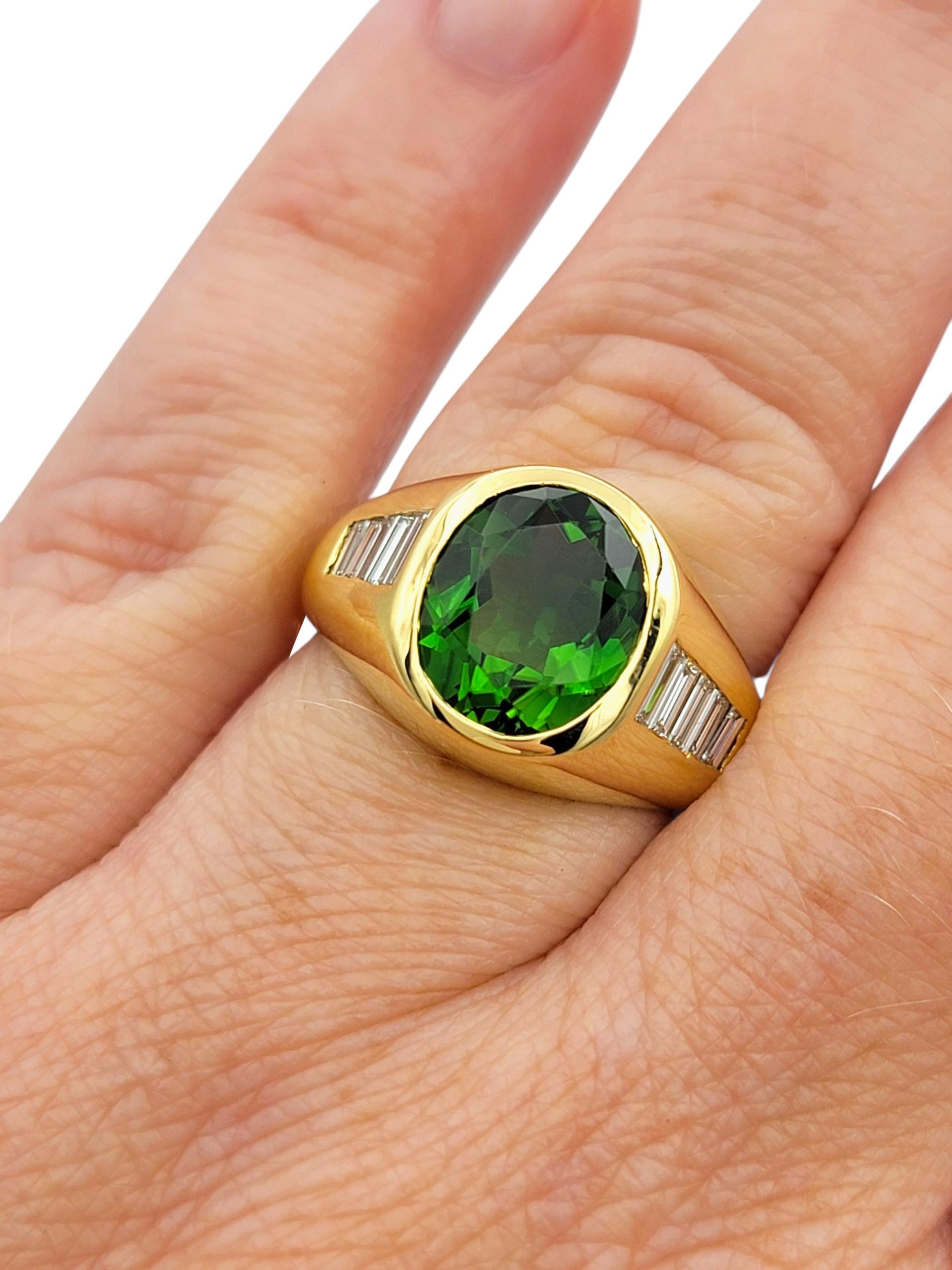 Bague en or 18 carats sertie d'une tourmaline verte ovale et d'un diamant baguette en vente 2