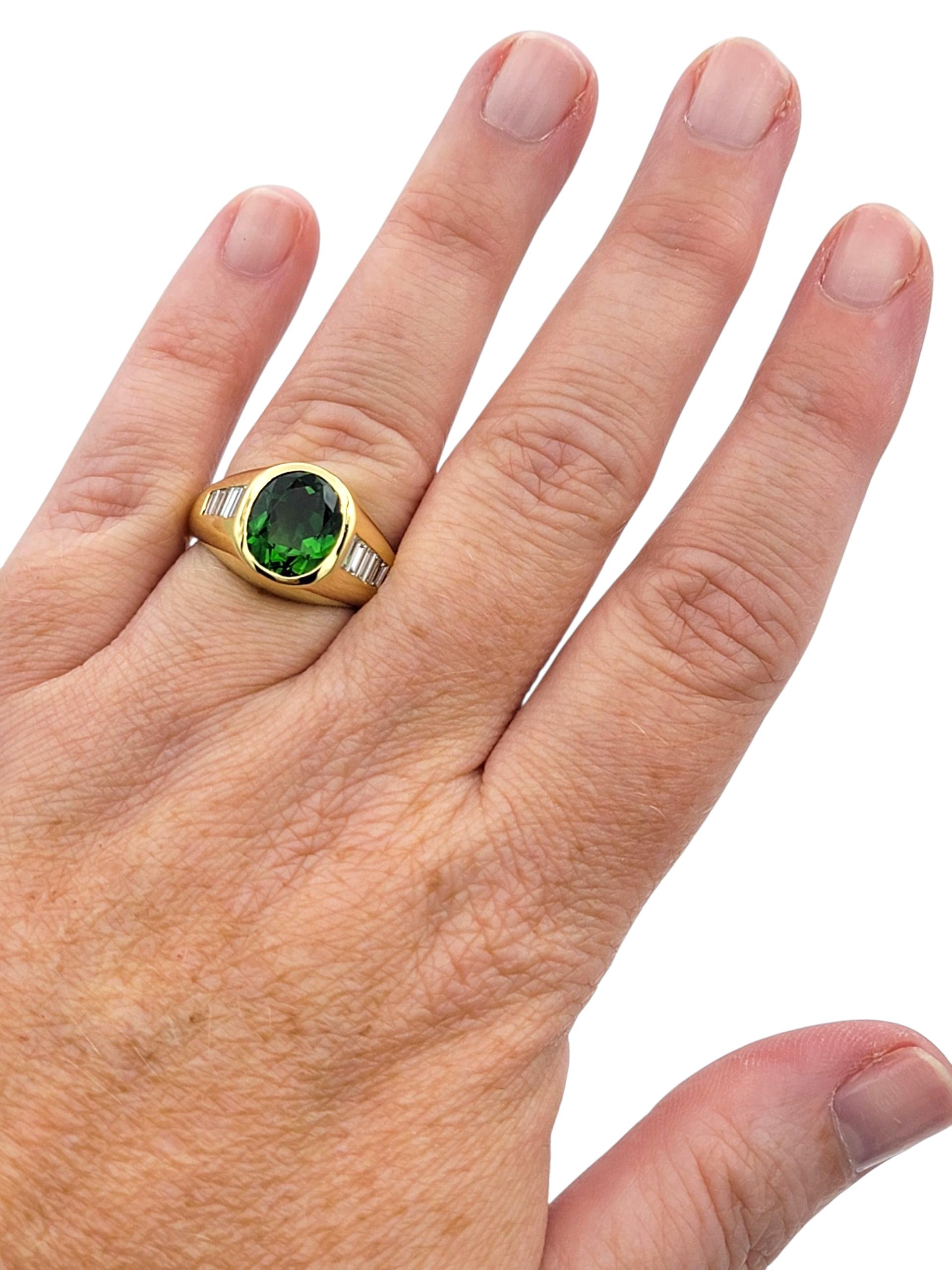 Bague en or 18 carats sertie d'une tourmaline verte ovale et d'un diamant baguette en vente 3