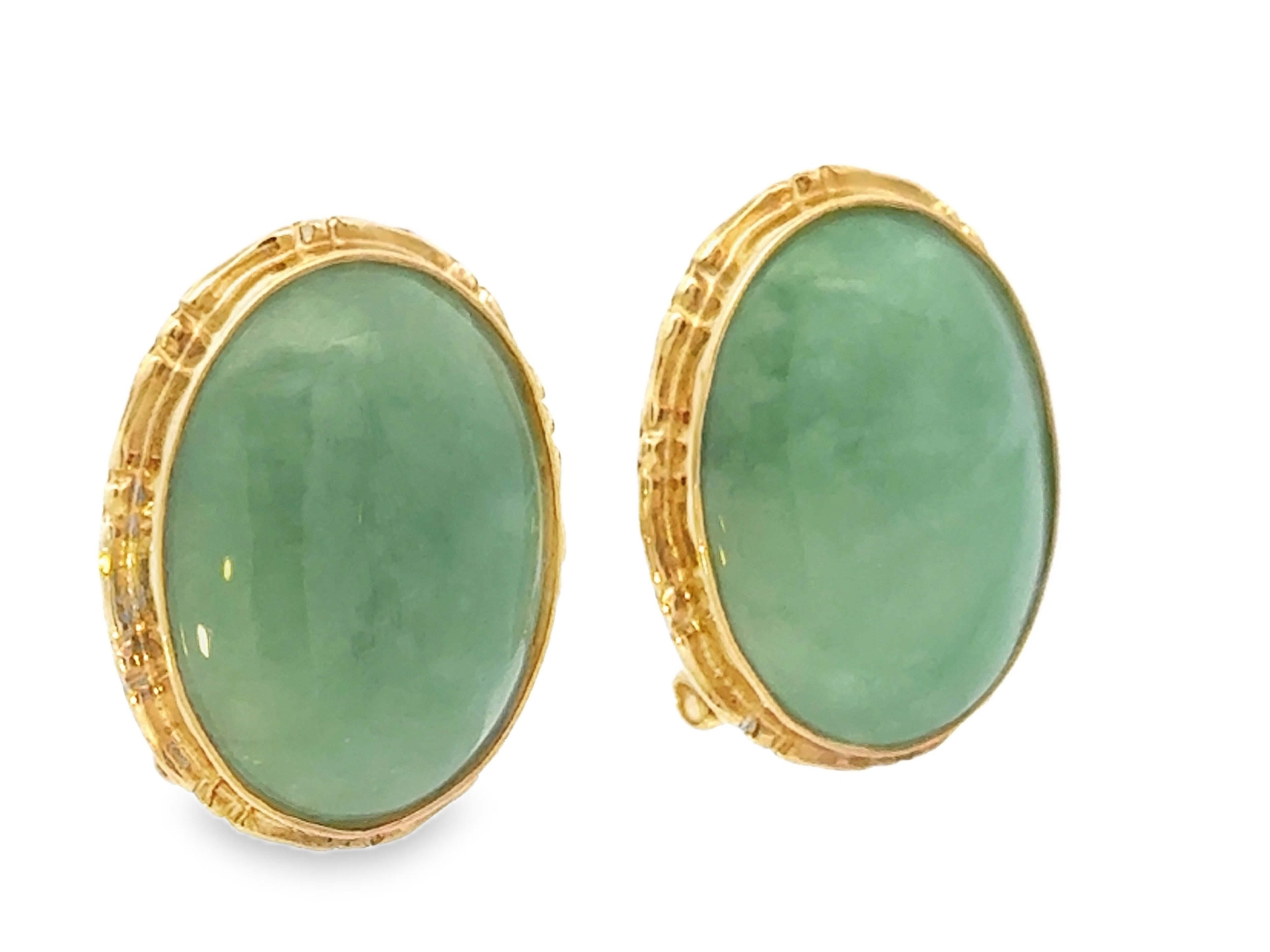Moderno Orecchini Omega con castone e cabochon ovale di giada verde, oro giallo 14 carati in vendita