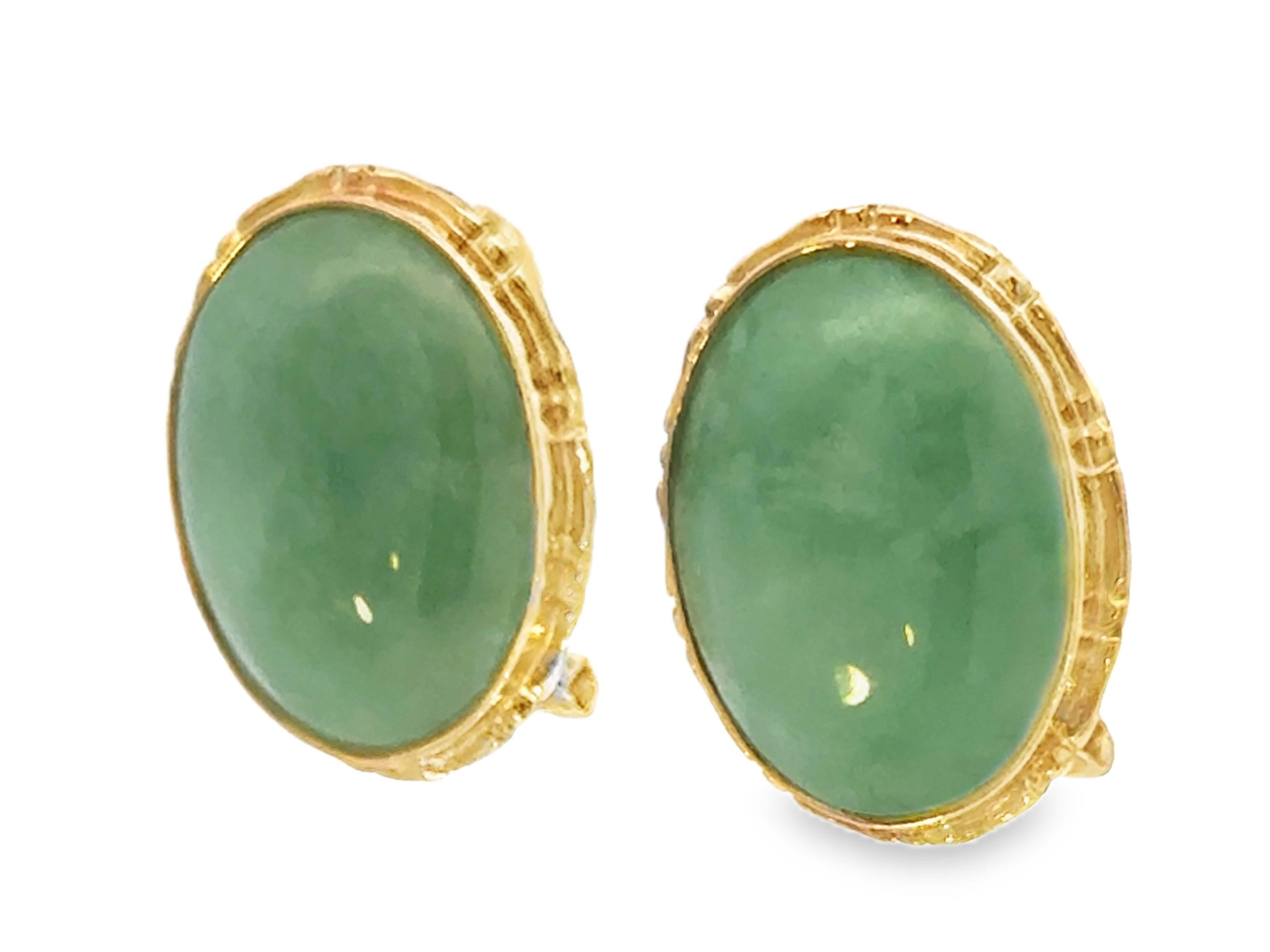 Cabochon Orecchini Omega con castone e cabochon ovale di giada verde, oro giallo 14 carati in vendita