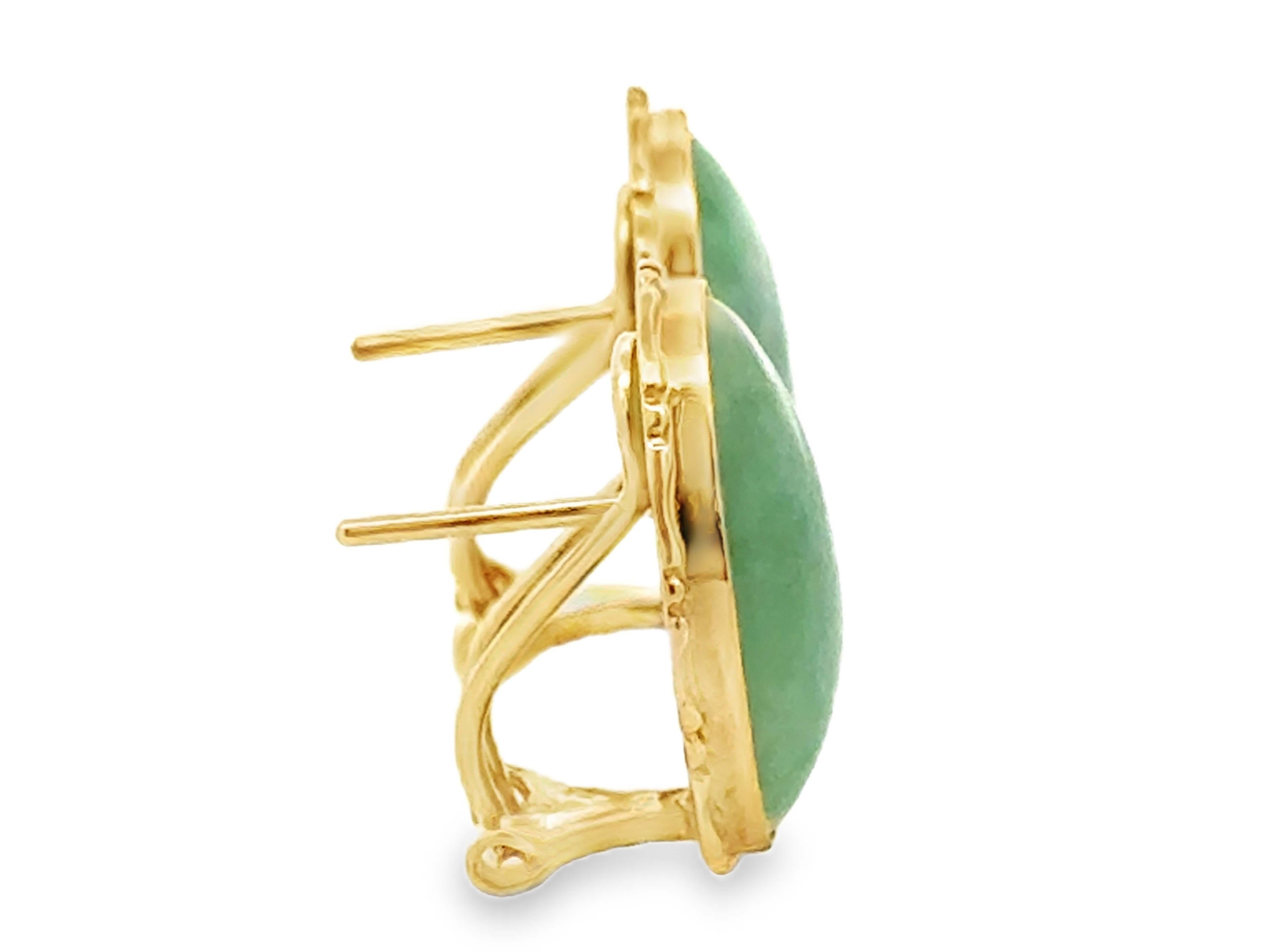Orecchini Omega con castone e cabochon ovale di giada verde, oro giallo 14 carati In condizioni ottime in vendita a Honolulu, HI