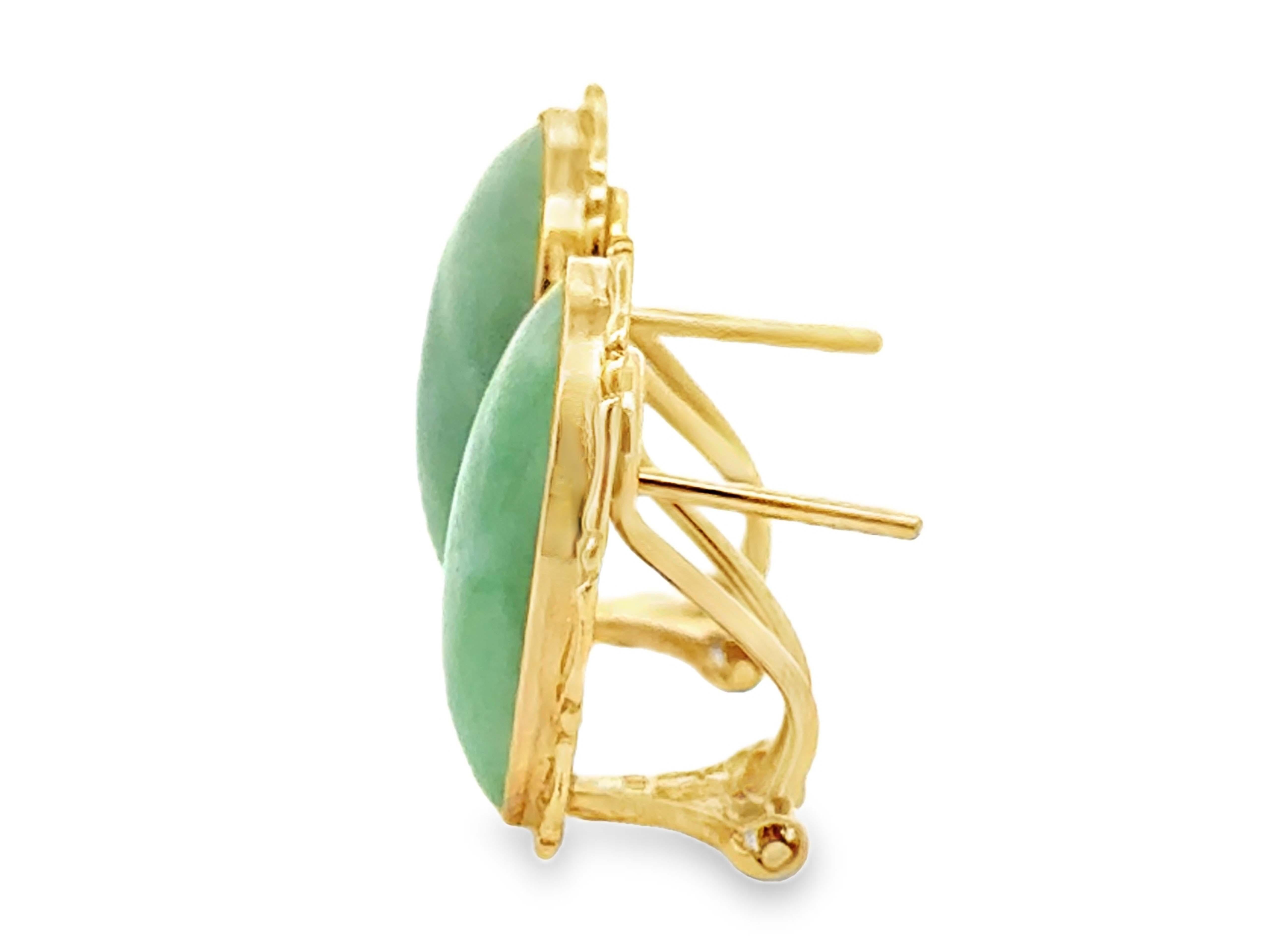Donna Orecchini Omega con castone e cabochon ovale di giada verde, oro giallo 14 carati in vendita