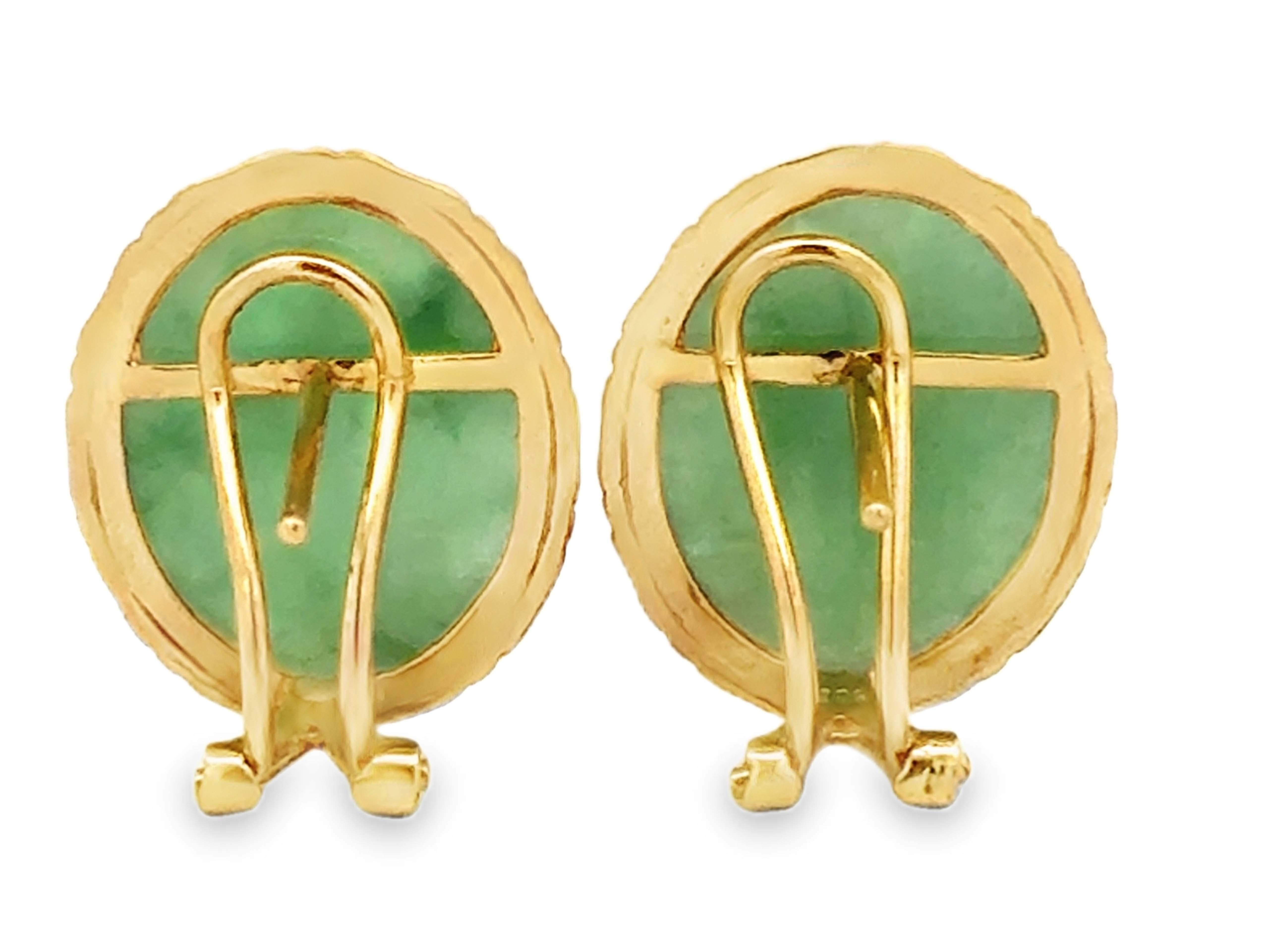 Orecchini Omega con castone e cabochon ovale di giada verde, oro giallo 14 carati in vendita 1