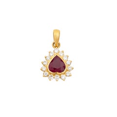 Colgante «Sweetheart» de rubí de estilo contemporáneo, rodeado de diamantes, en oro amarillo de 18 quilates