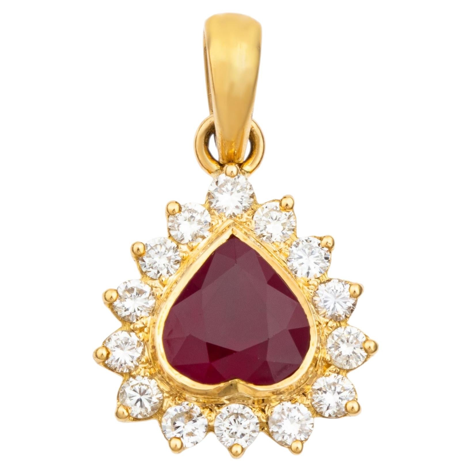 Colgante «Sweetheart» de rubí de estilo contemporáneo, rodeado de diamantes, en oro amarillo de 18 quilates en venta