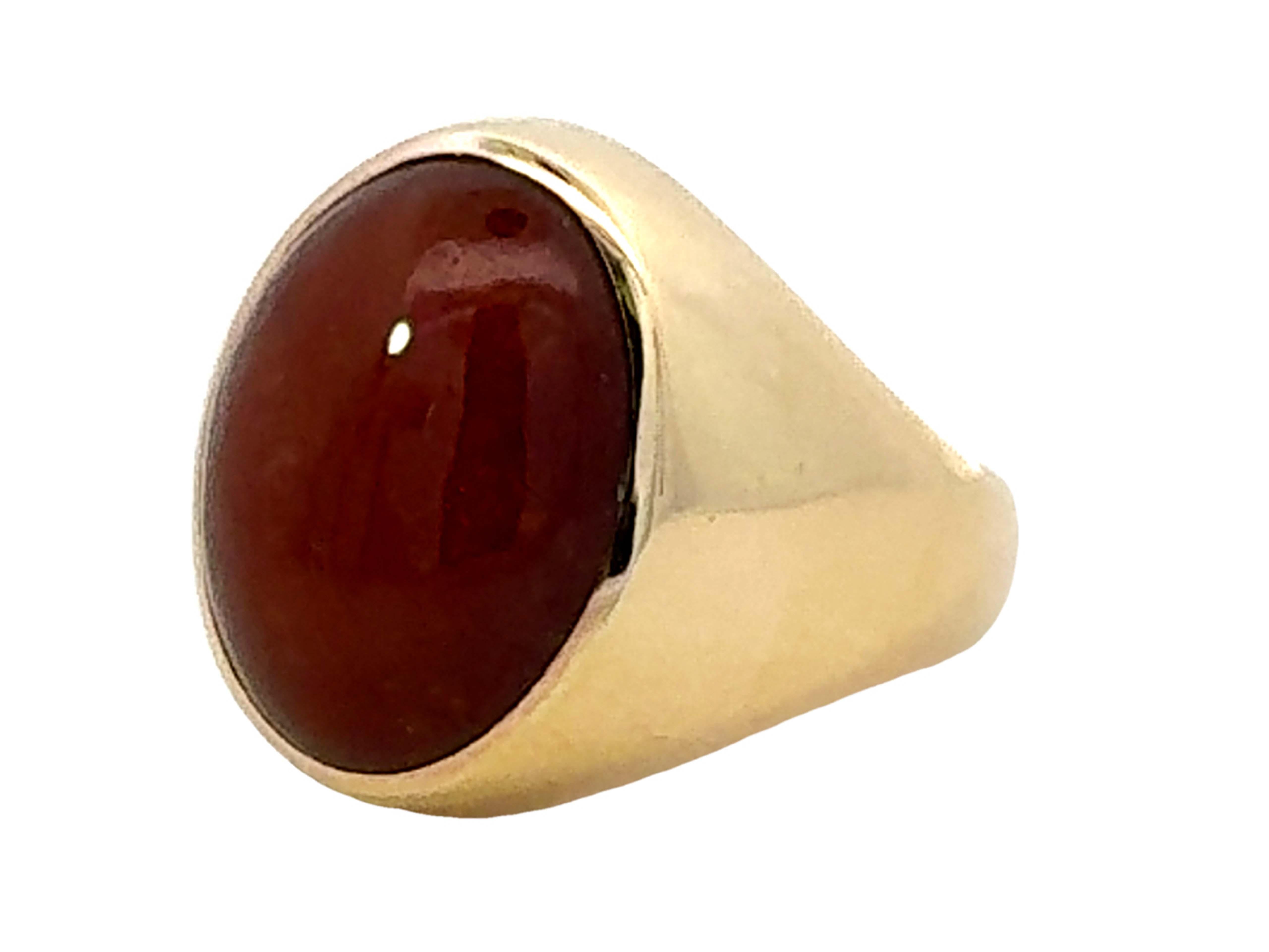 Bezel Set Red Brown Oval Cabochon Jade Ring 14k Yellow Gold In Excellent Condition For Sale In Honolulu, HI