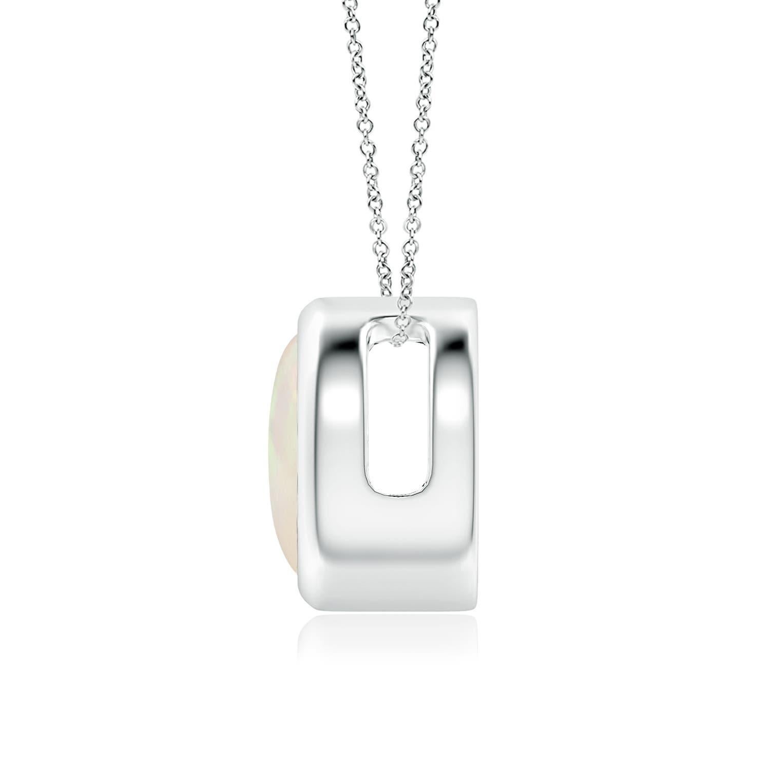 L'ipnotico opale rotondo sembra fluttuare sulla catena. È fissato in un castone in oro bianco 14k. Questo semplice ma seducente ciondolo di opale è stato progettato per fare una dichiarazione di stile elegante con il suo splendido gioco di colori.
