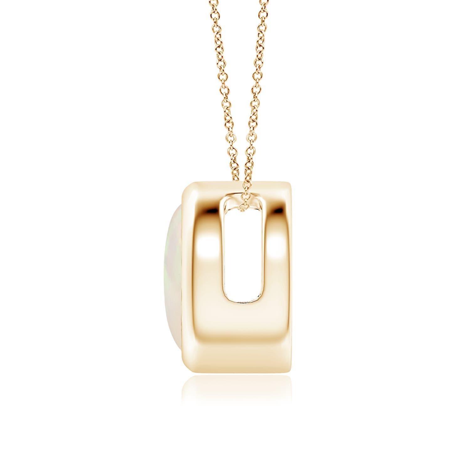 L'opale ronde semble flotter sur la chaîne. Il est fixé dans une monture en or jaune 14k. Ce pendentif en opale, à la fois simple et séduisant, est conçu pour apporter une touche d'élégance grâce à son jeu de couleurs époustouflant. Disponible en