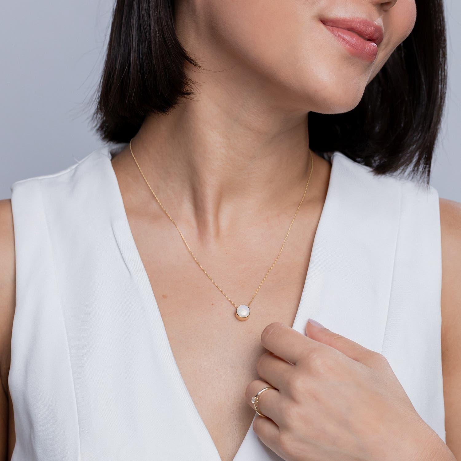 Pendentif solitaire en or jaune 14 carats avec opale ronde de 1,15 carat sertie sur le chaton, taille 8 mm Pour femmes en vente