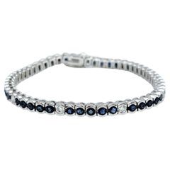 Tennisarmband aus 14 Karat Weißgold mit rundem blauem Saphir und Diamant in Lünettenfassung
