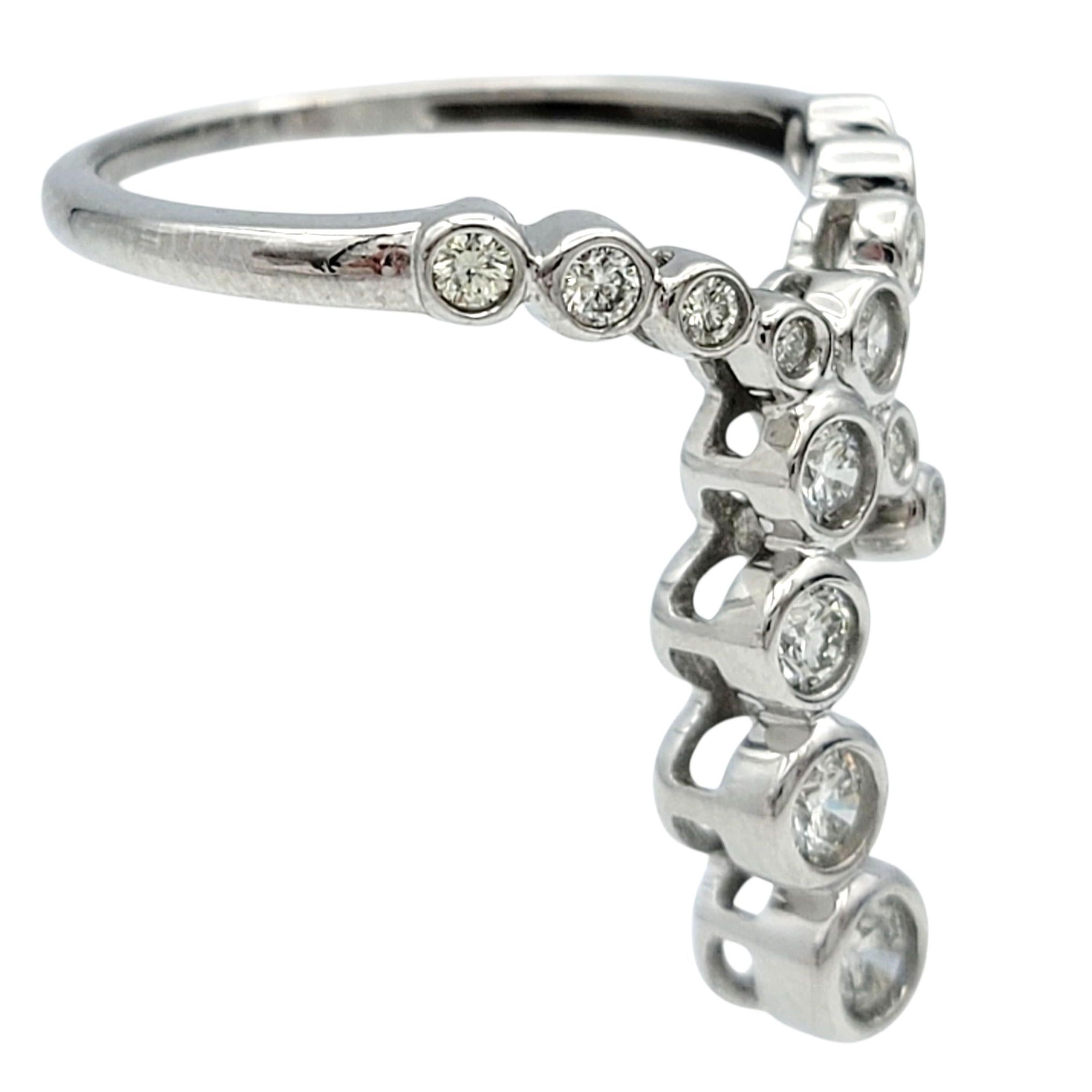 Tamaño del anillo: 6,75

Este distintivo anillo presenta una espectacular cascada en forma de Y de diamantes redondos de talla brillante, todo engastado en luminoso oro blanco de 14 quilates. Cada diamante está engastado en bisel, formando un patrón
