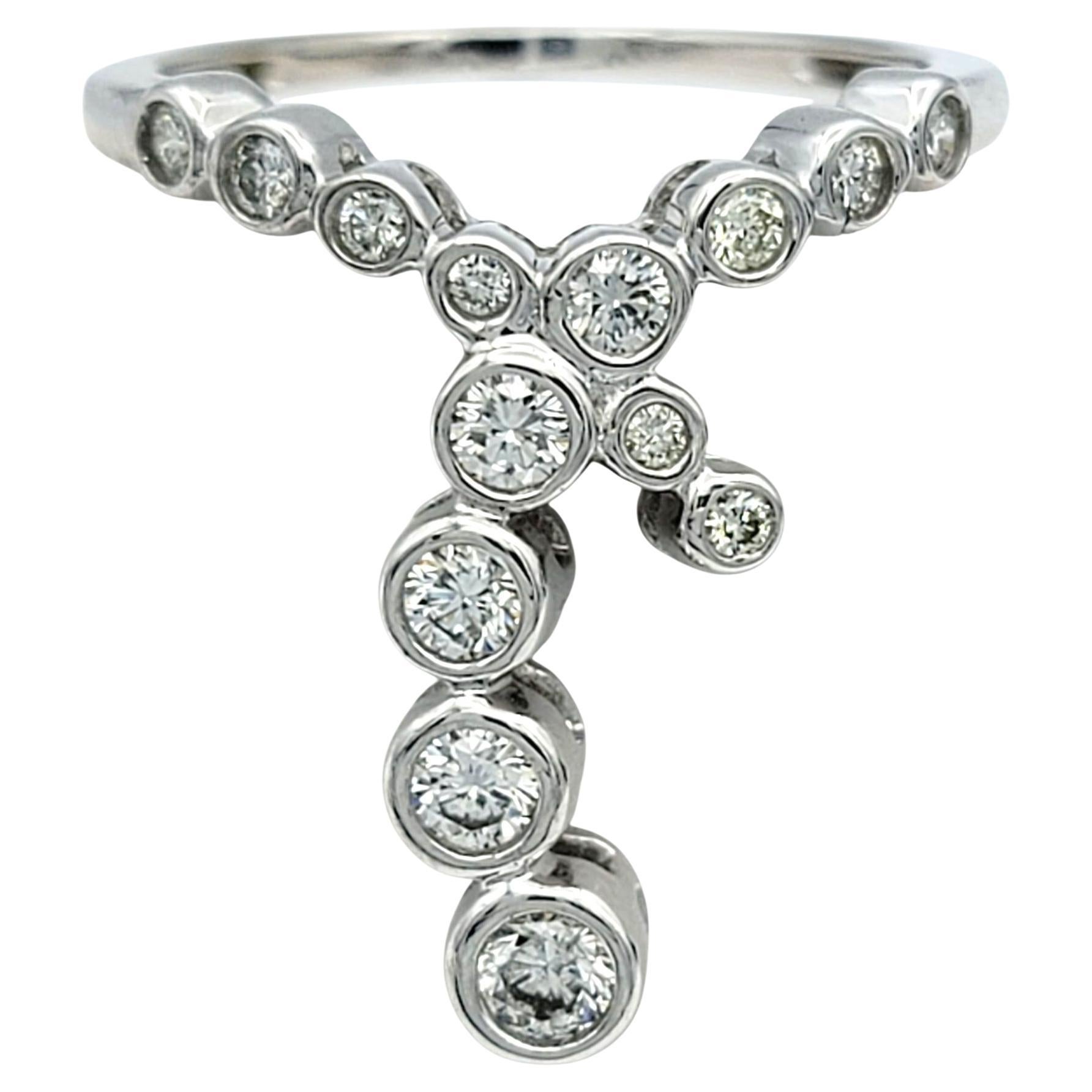 Anillo en forma de "Y" con diamante brillante redondo engastado en bisel, oro blanco de 14 quilates en venta