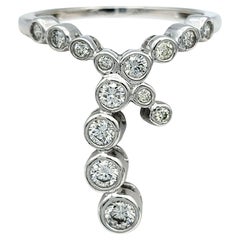 Anillo en forma de "Y" con diamante brillante redondo engastado en bisel, oro blanco de 14 quilates