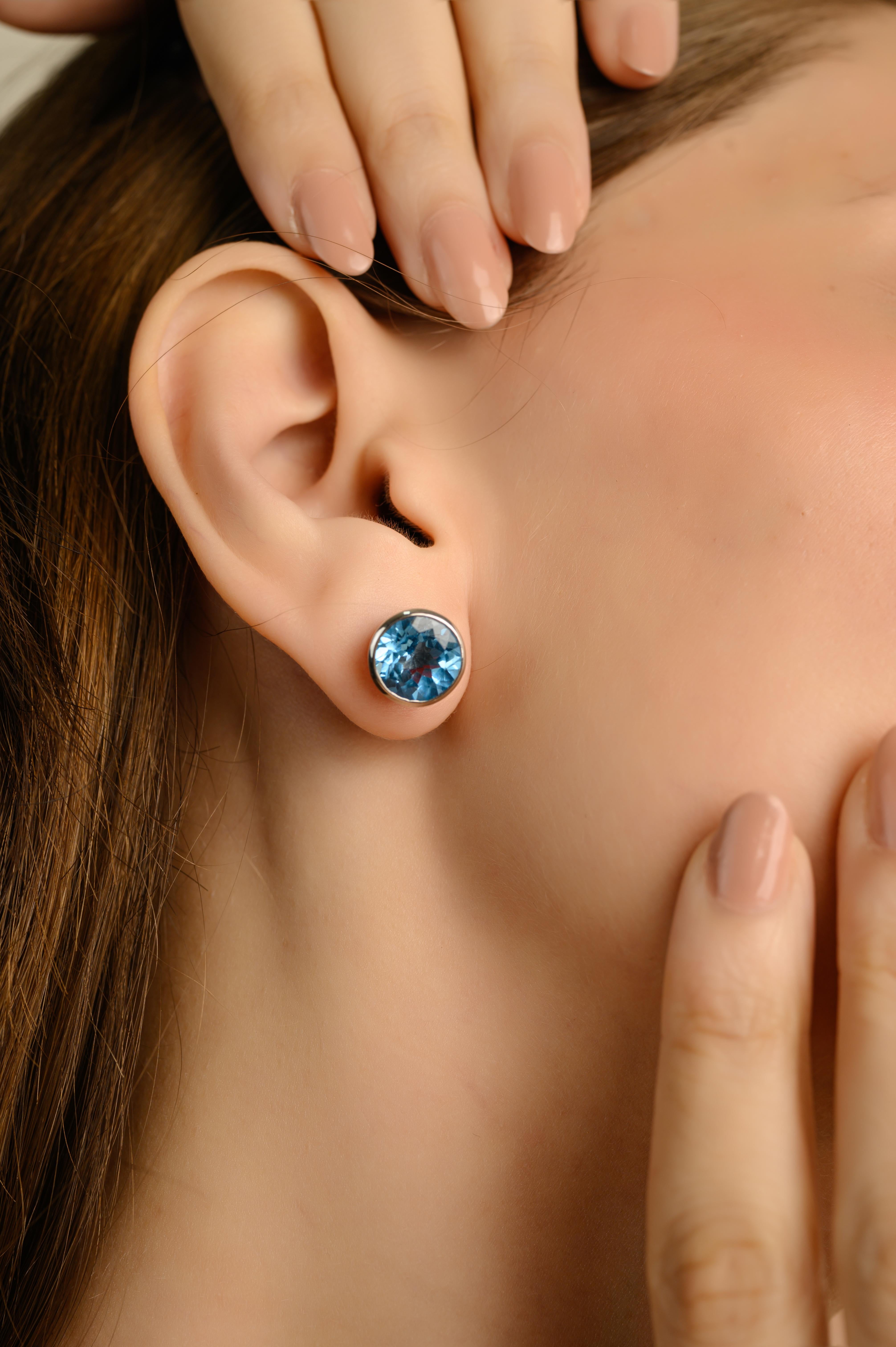 Estos pendientes de plata de ley 925 presentan dos gemas redondas de topacio azul en un limpio engaste de bisel. El vivo brillo azul del topacio contrasta maravillosamente con la plata de ley 925, ofreciendo un fresco estallido de color en un diseño