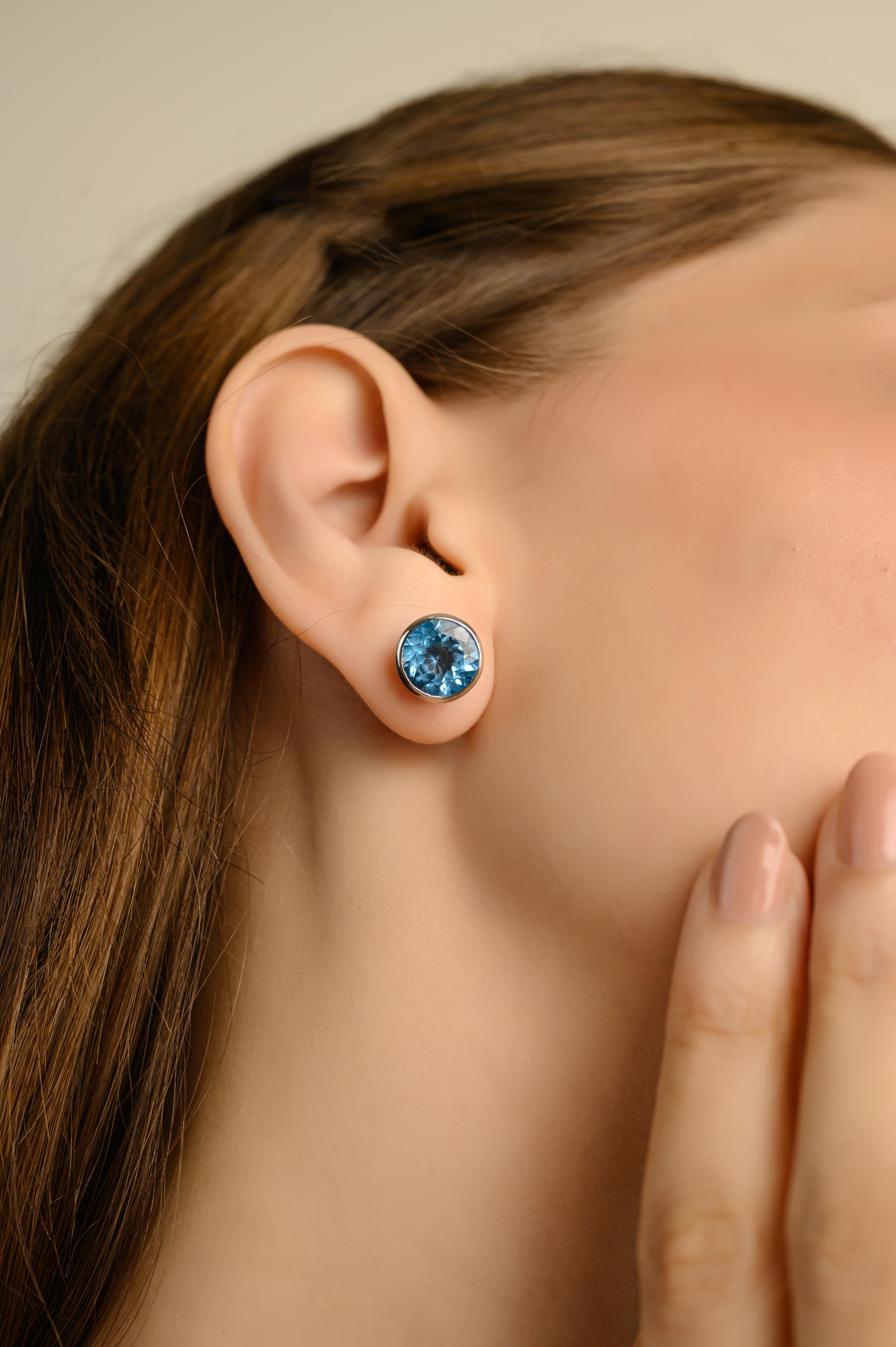 De las mujeres Elegantes pendientes de bisel con solitario de topacio azul profundo talla redonda de plata 925 en venta