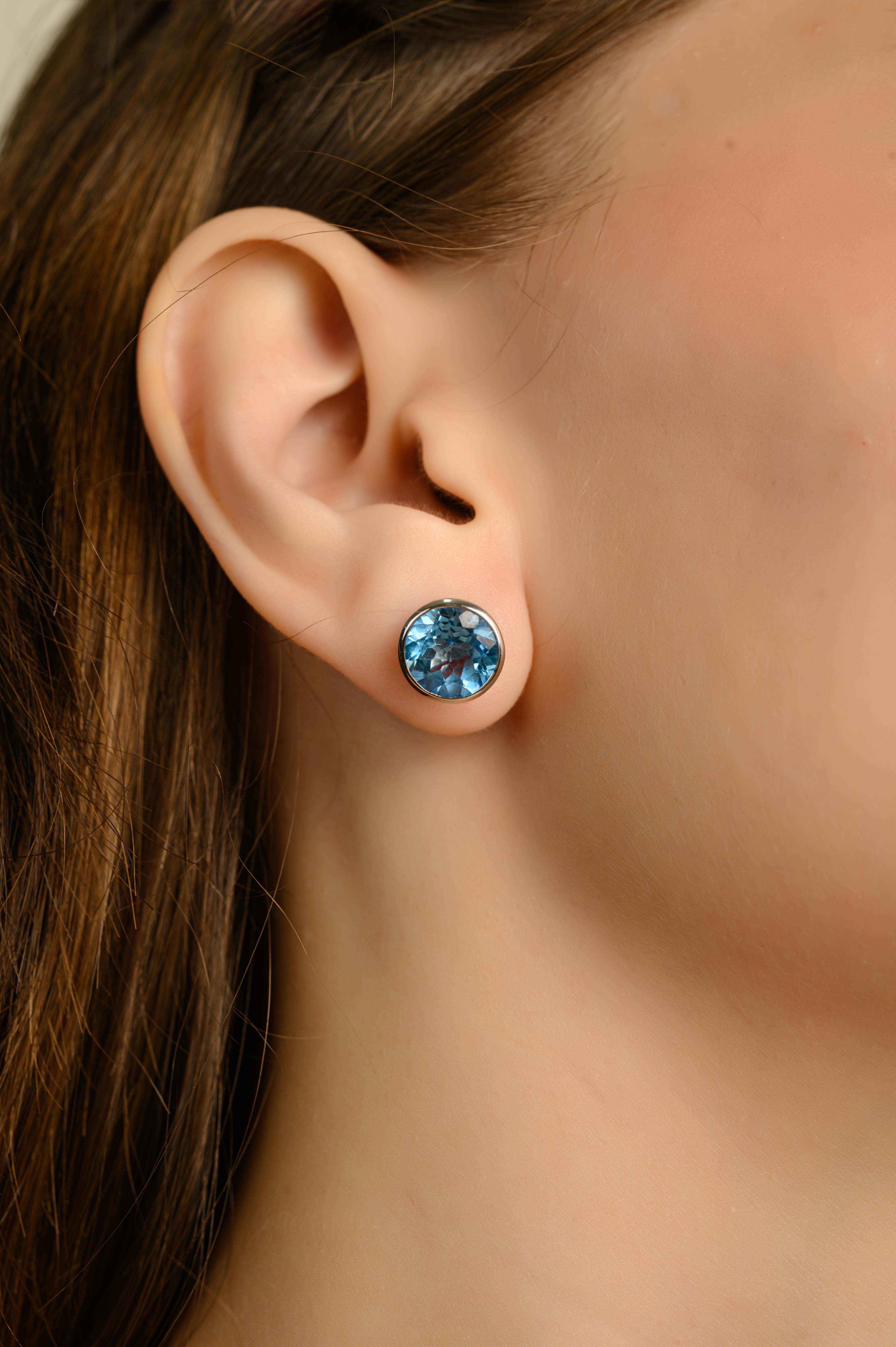 Elegantes pendientes de bisel con solitario de topacio azul profundo talla redonda de plata 925 Corte redondo en venta