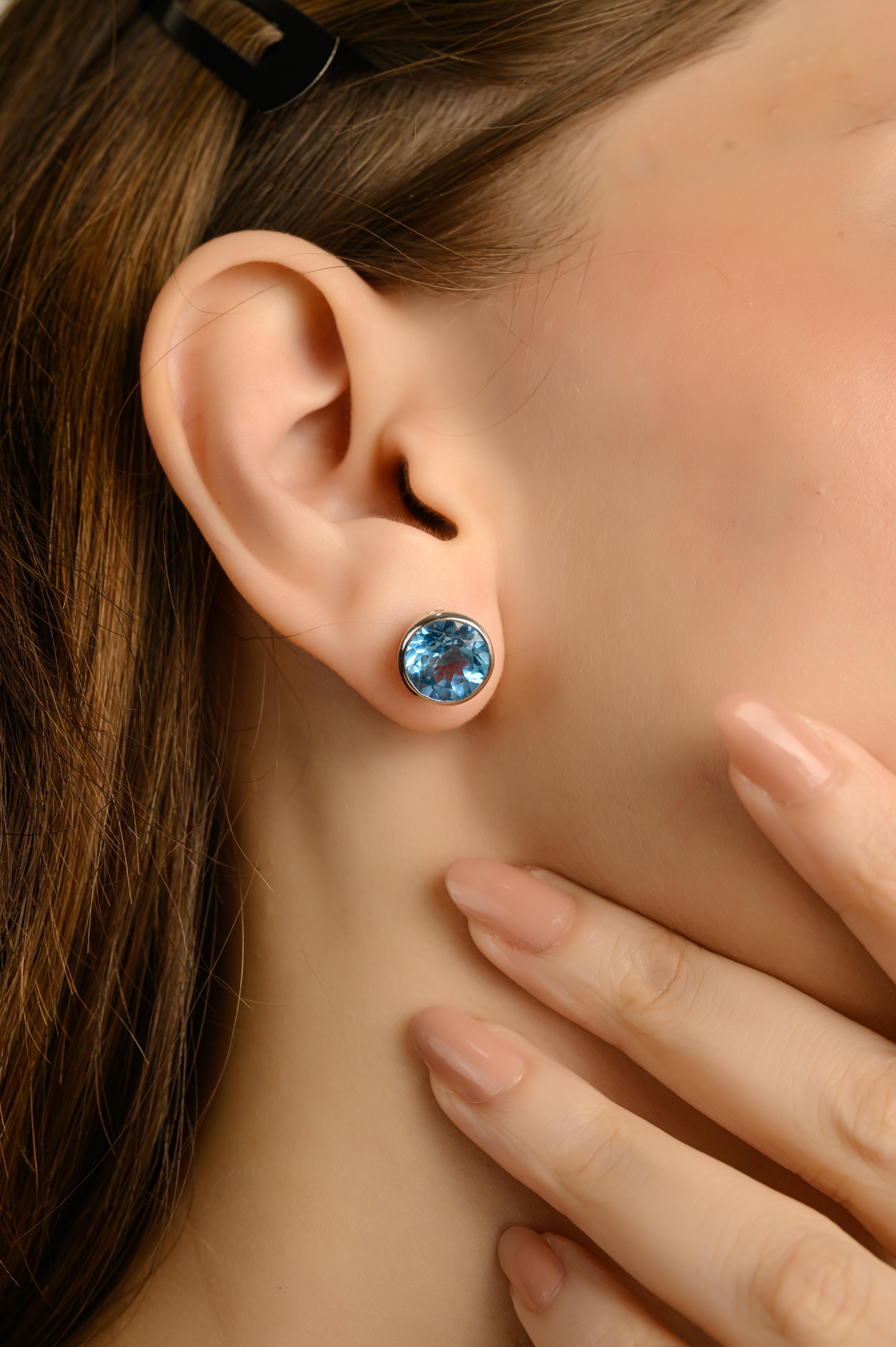 Elegantes pendientes de bisel con solitario de topacio azul profundo talla redonda de plata 925 en venta 2