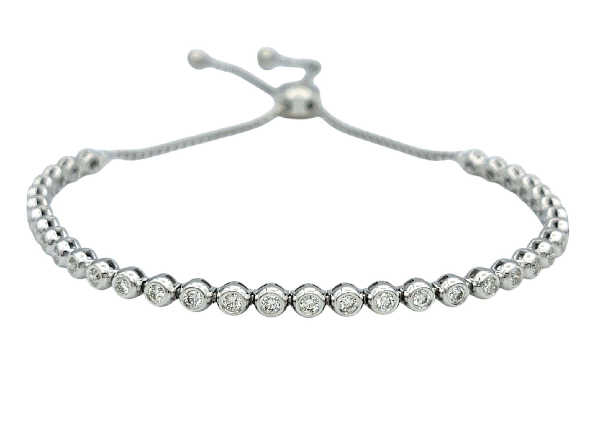 Una mezcla atemporal de elegancia y versatilidad, esta pulsera bolo de diamantes es el toque final perfecto para cualquier colección de joyas. Elaborada en oro blanco de 14 quilates, esta delicada y sofisticada pieza incorpora diamantes redondos