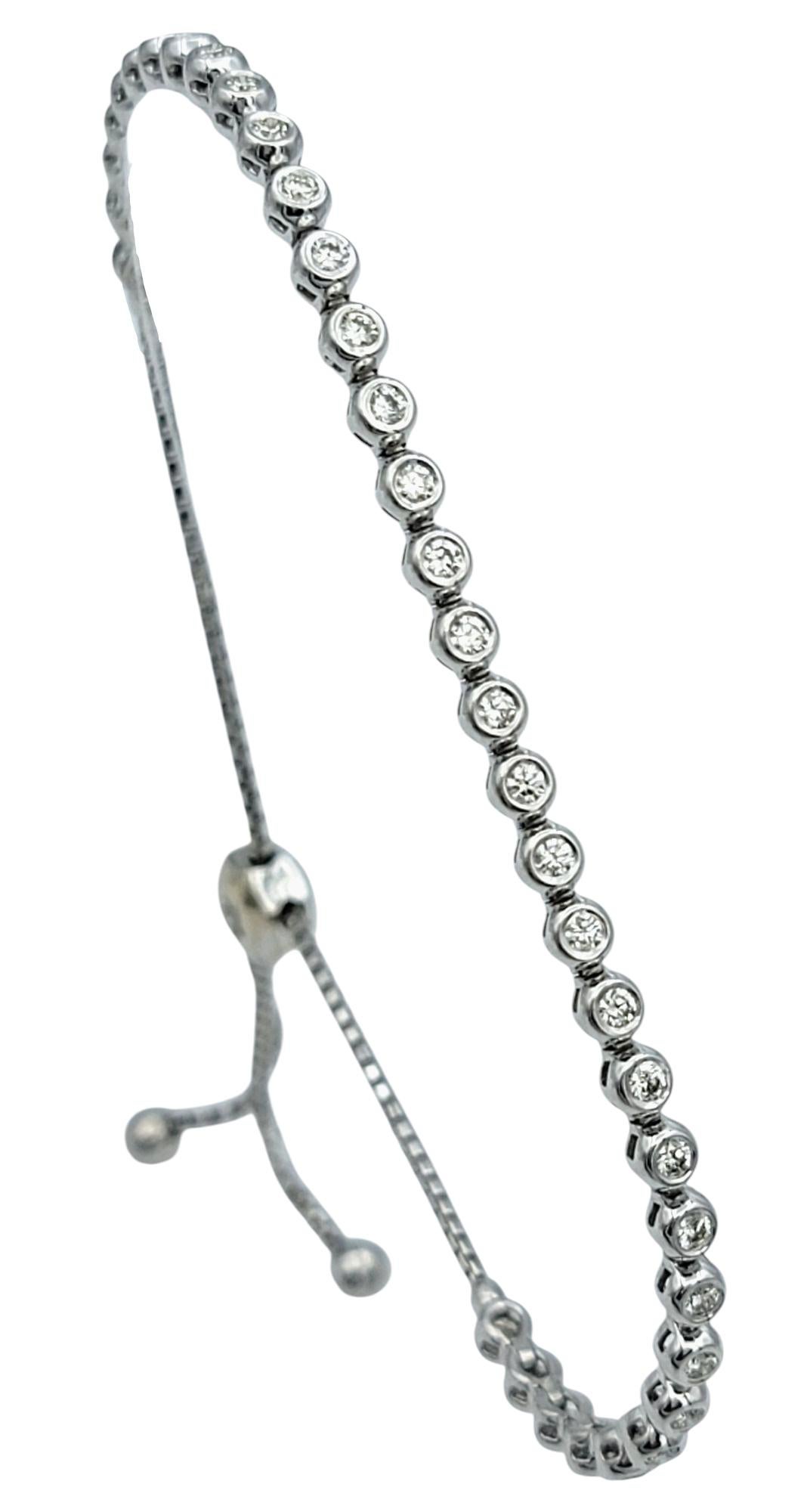 Pulsera ajustable estilo bolo de oro blanco de 14 quilates con diamantes redondos engastados en bisel Contemporáneo en venta