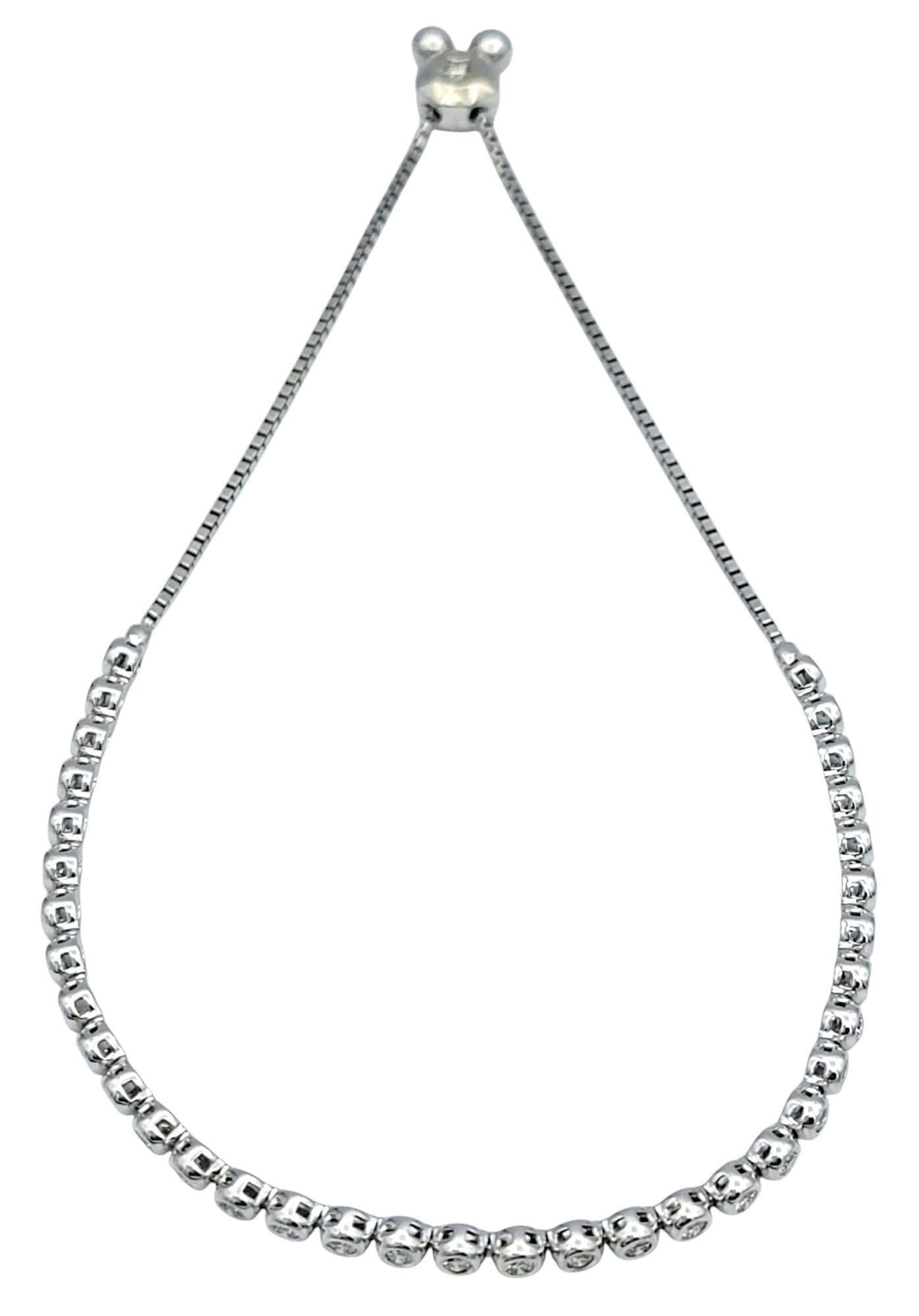 Pulsera ajustable estilo bolo de oro blanco de 14 quilates con diamantes redondos engastados en bisel Corte redondo en venta