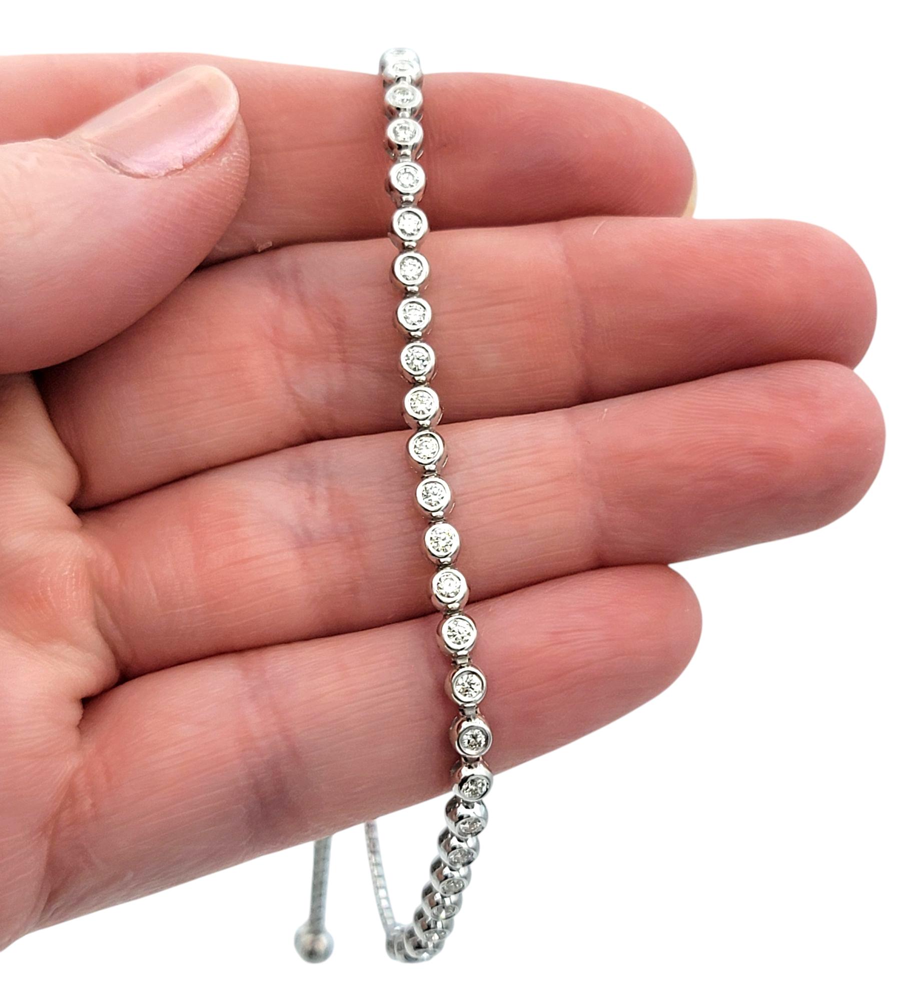 Pulsera ajustable estilo bolo de oro blanco de 14 quilates con diamantes redondos engastados en bisel en venta 2