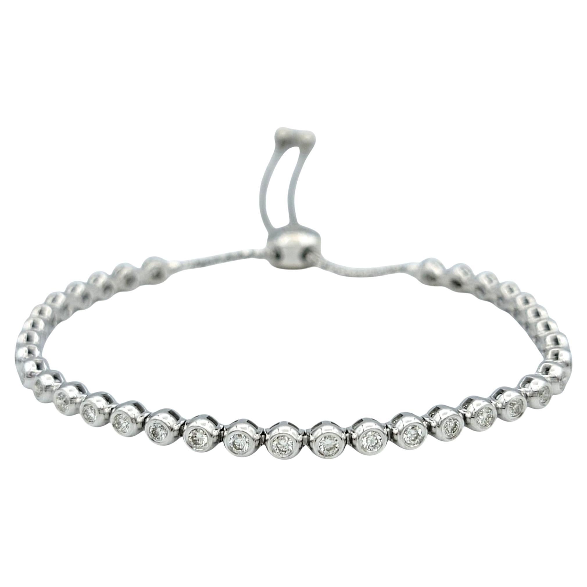 Pulsera ajustable estilo bolo de oro blanco de 14 quilates con diamantes redondos engastados en bisel en venta