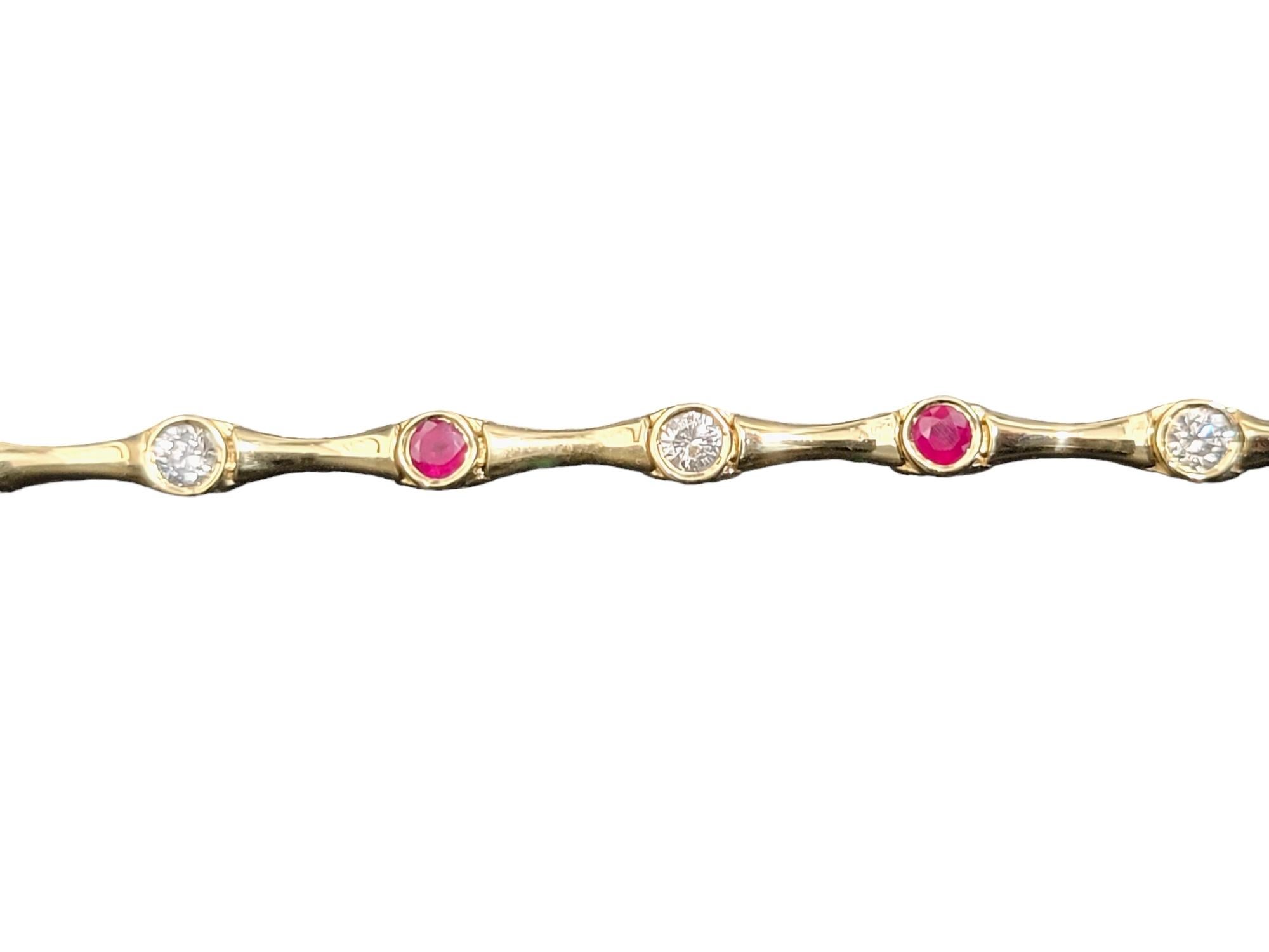 Voici un superbe bracelet à maillons en or jaune 14 carats, conçu pour capturer l'essence de l'élégance intemporelle. Cette pièce sophistiquée est composée d'une chaîne méticuleusement travaillée de maillons entrelacés, chacun étant méticuleusement