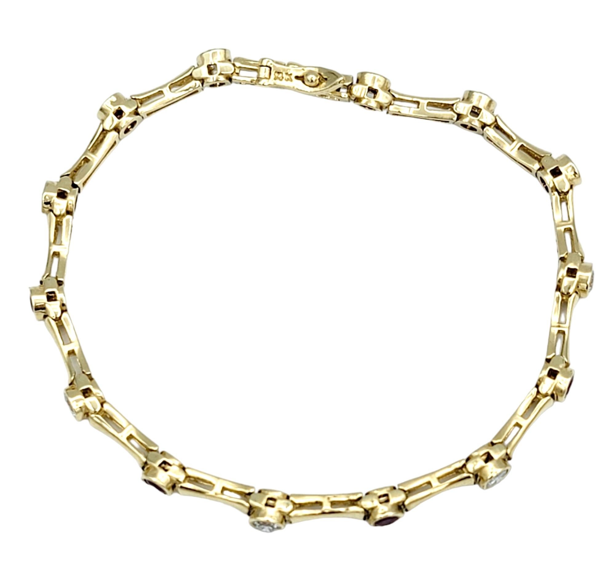 Contemporain Bracelet à maillons en or jaune 14 carats serti d'un diamant rond et de rubis en vente
