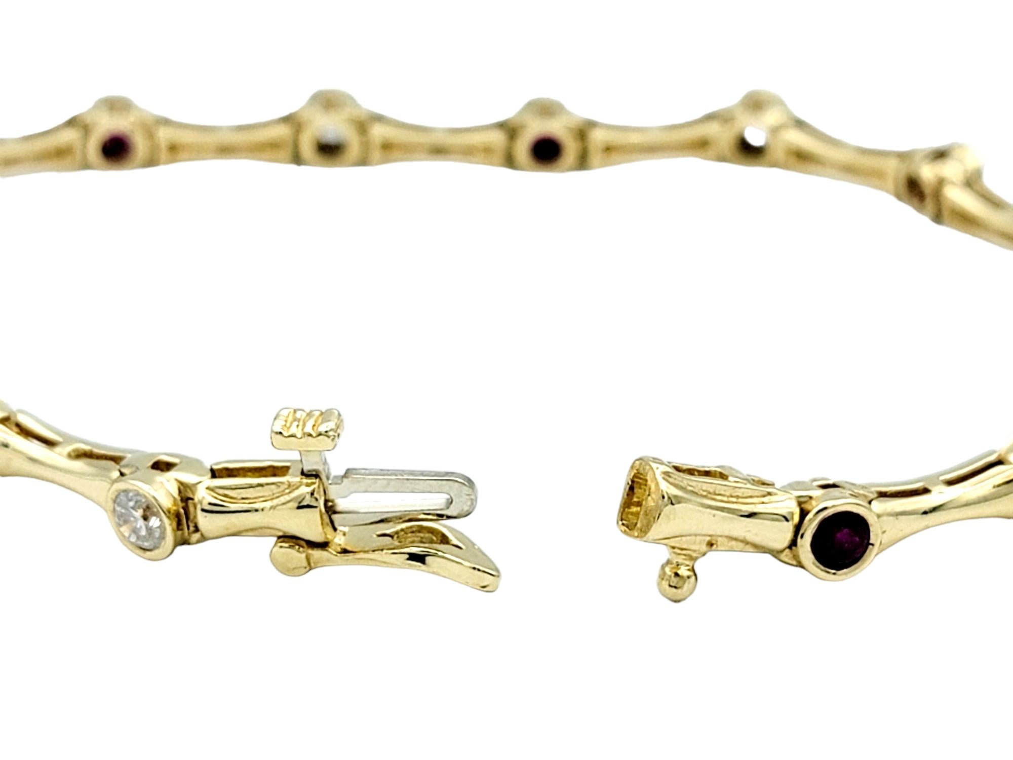 Taille ronde Bracelet à maillons en or jaune 14 carats serti d'un diamant rond et de rubis en vente
