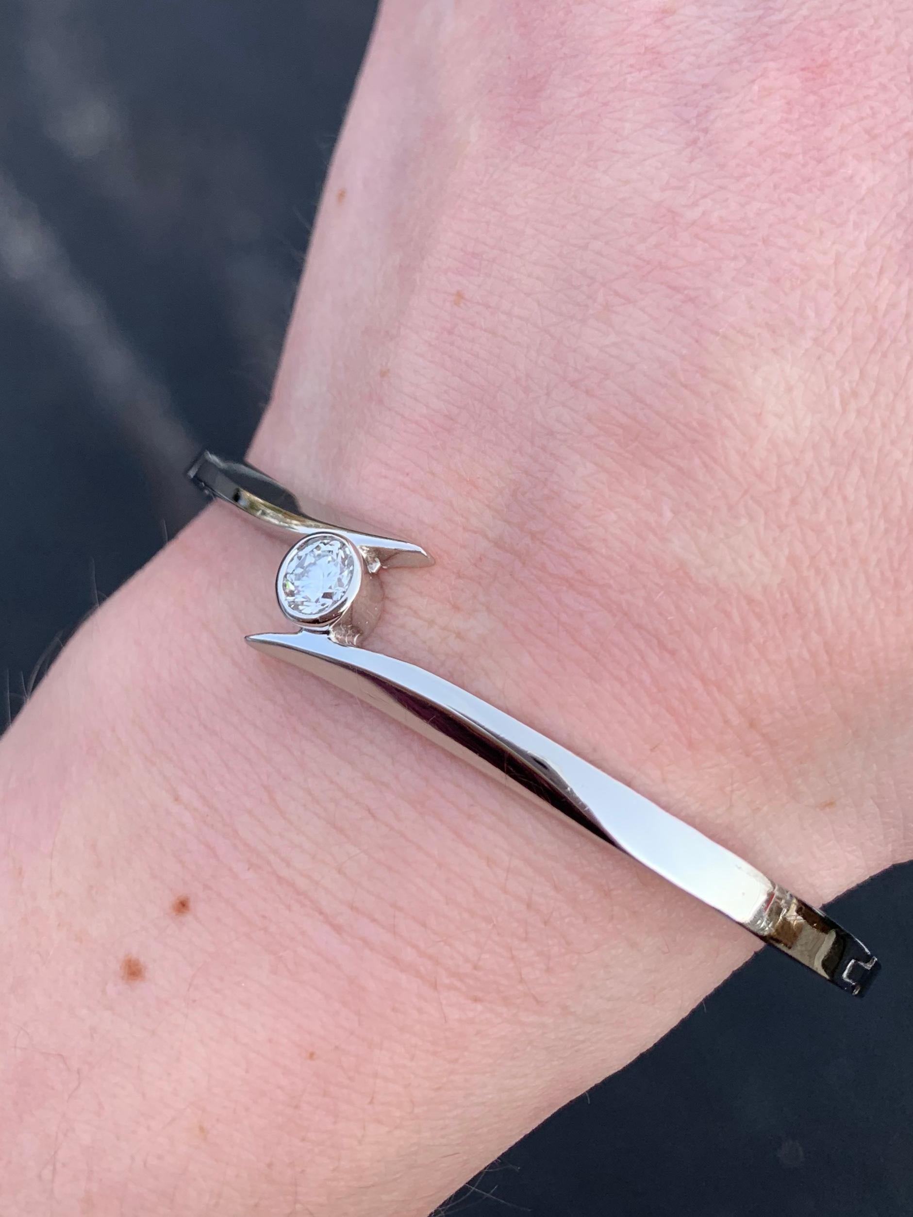 Bezel Set Round Diamond Bypass Platinum Bangle In Good Condition For Sale In Pikesville, MD