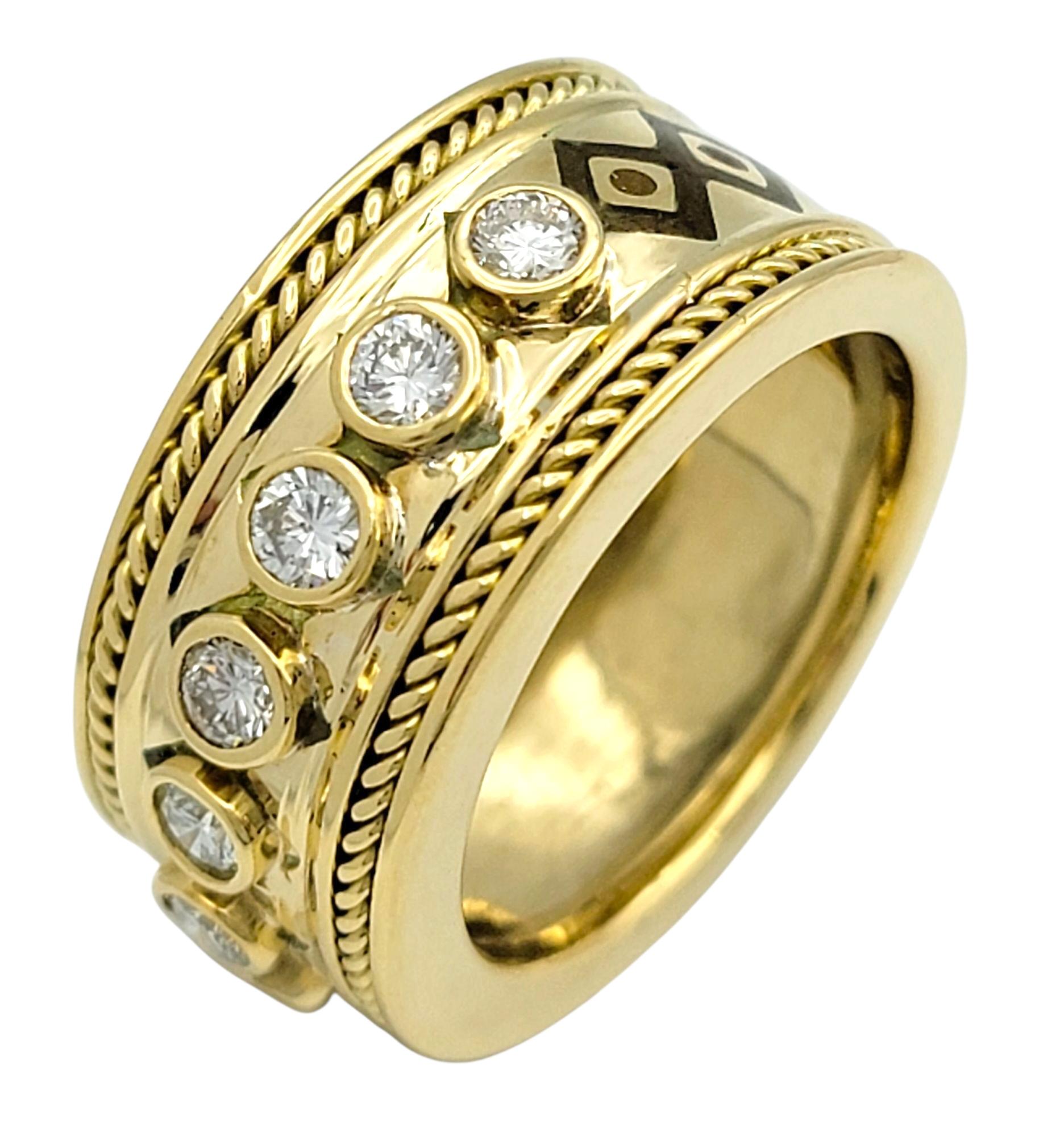 Ring Größe: 7.5

Dieser kühne Ring ist aus 18-karätigem Gelbgold gefertigt und mit einer auffälligen Kombination aus Texturen und Mustern versehen. Eine Reihe von runden Diamanten in Lünettenfassung schimmert in der Mitte, umrahmt von gedrehten