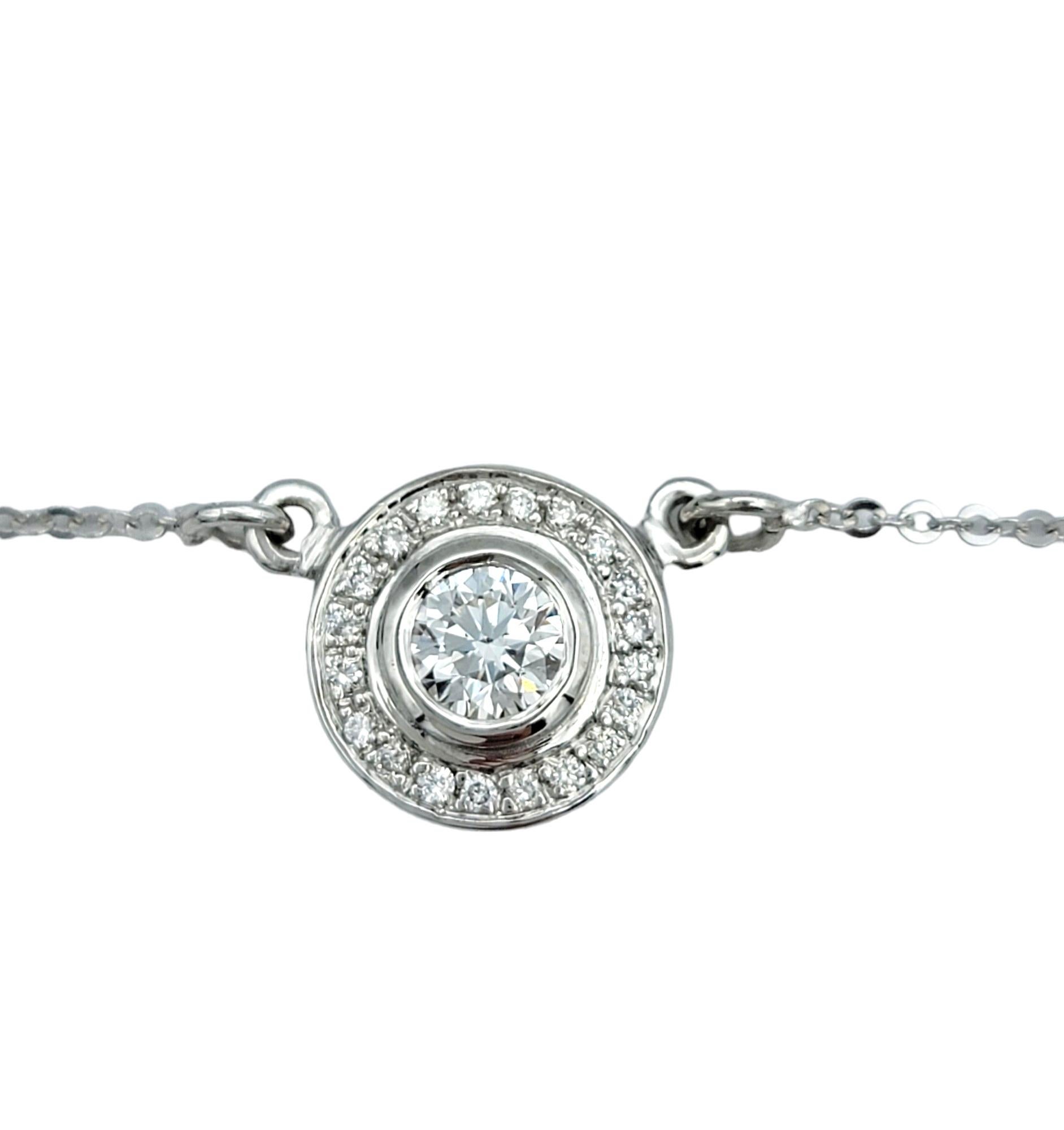 Ce magnifique collier à pendentifs en diamants est élégamment réalisé en or blanc 14 carats. L'élément central de cette pièce exquise est un diamant rond brillant, solidement enchâssé dans une monture élégante qui met en valeur son éclat.

Le