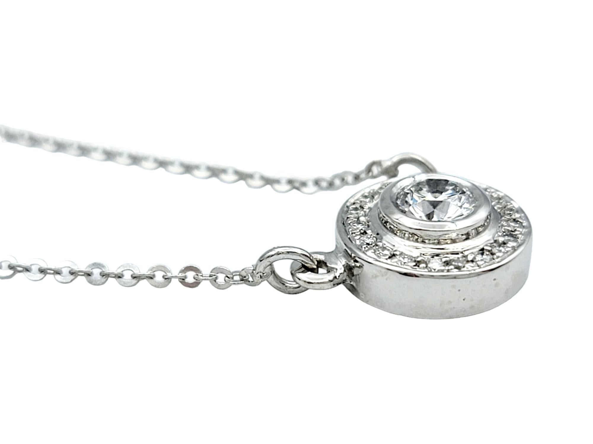 Contemporain Collier pendentif halo de diamants ronds sertis en or blanc 14 carats en vente