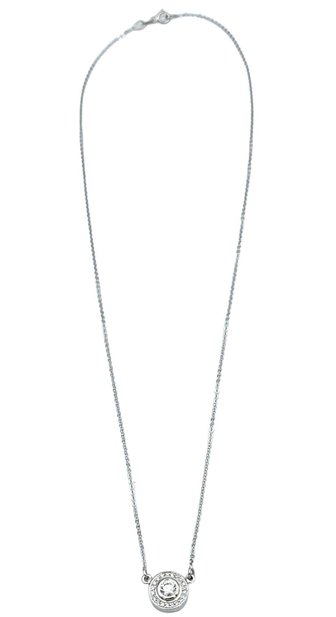 Taille ronde Collier pendentif halo de diamants ronds sertis en or blanc 14 carats en vente