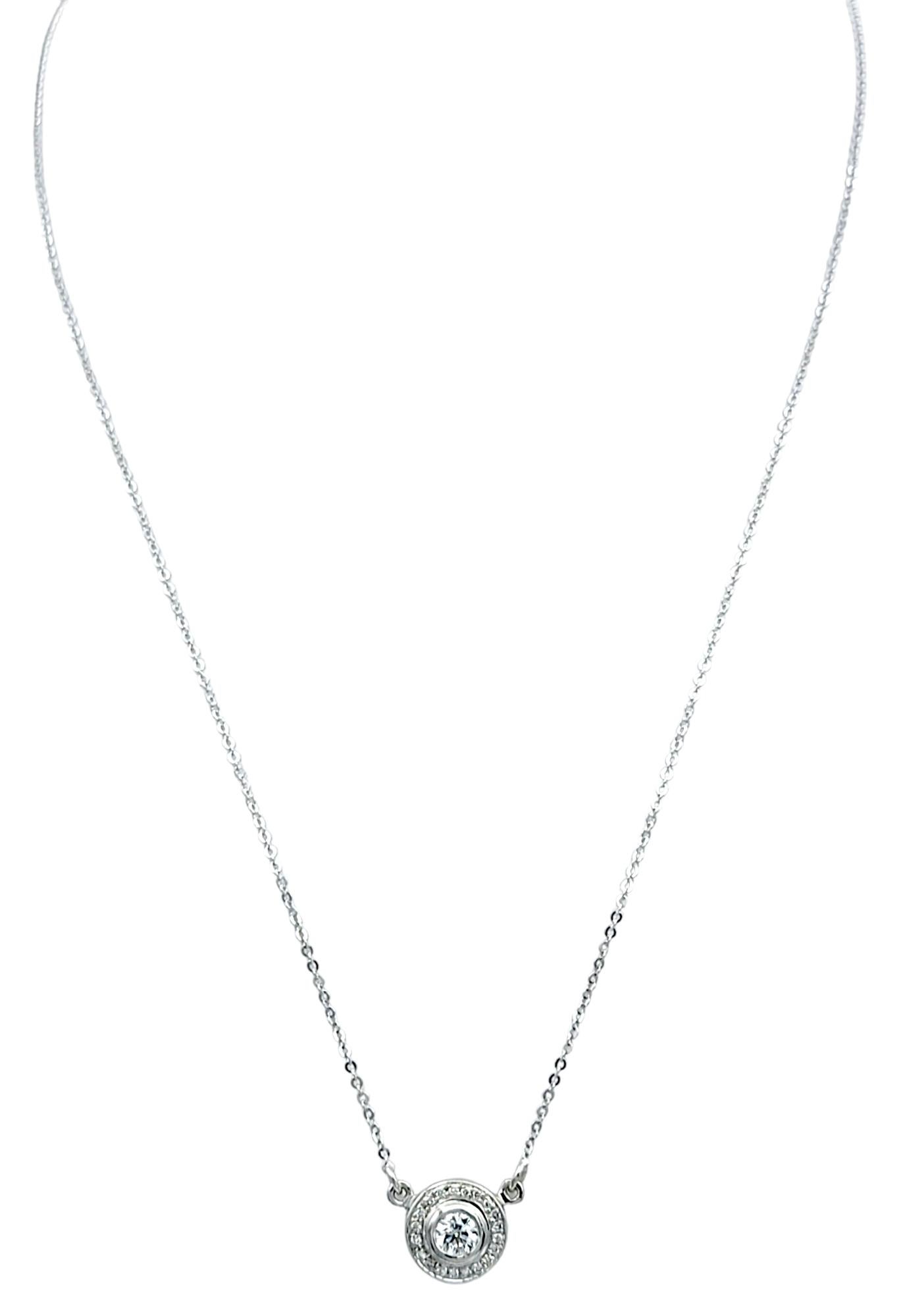 Collier pendentif halo de diamants ronds sertis en or blanc 14 carats Bon état - En vente à Scottsdale, AZ
