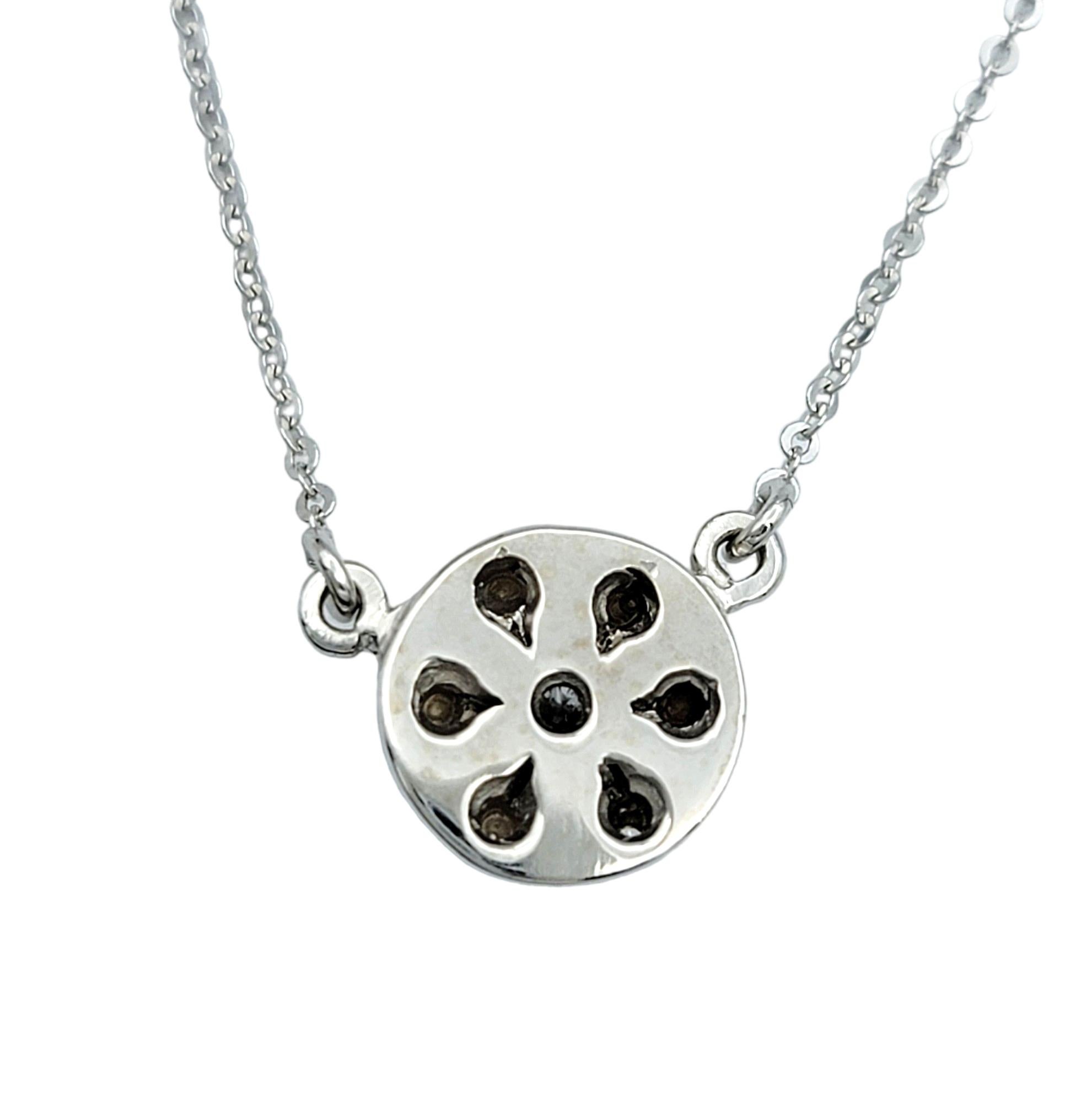Collier pendentif halo de diamants ronds sertis en or blanc 14 carats Pour femmes en vente
