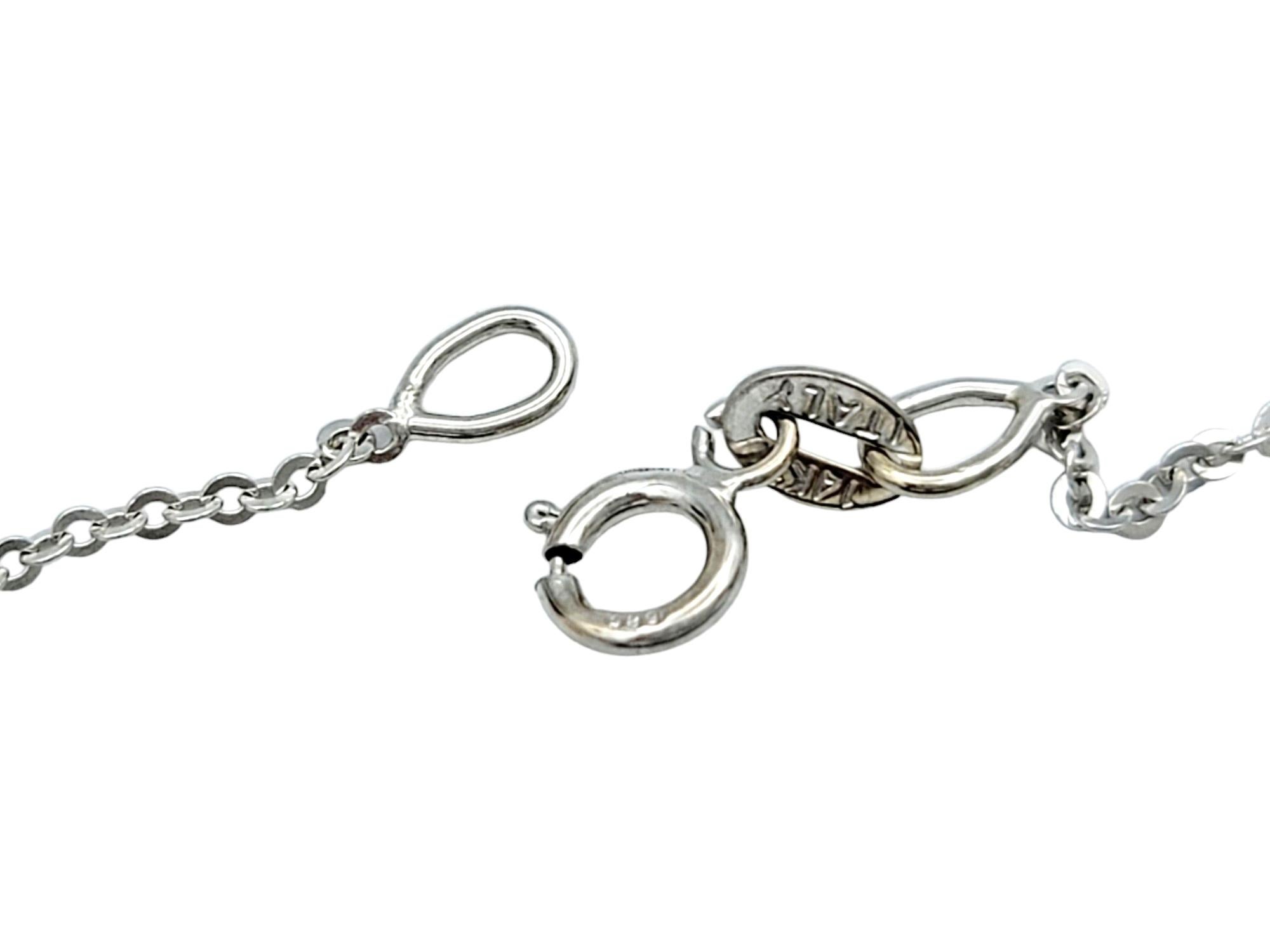 Collier pendentif halo de diamants ronds sertis en or blanc 14 carats en vente 1