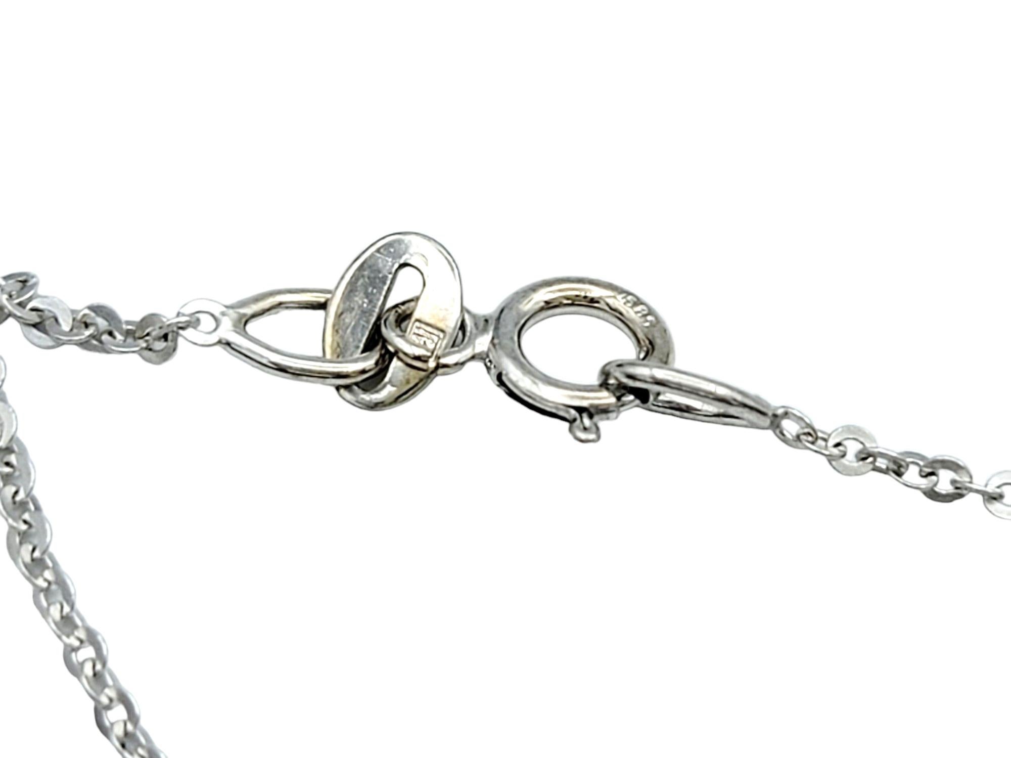 Collier pendentif halo de diamants ronds sertis en or blanc 14 carats en vente 2