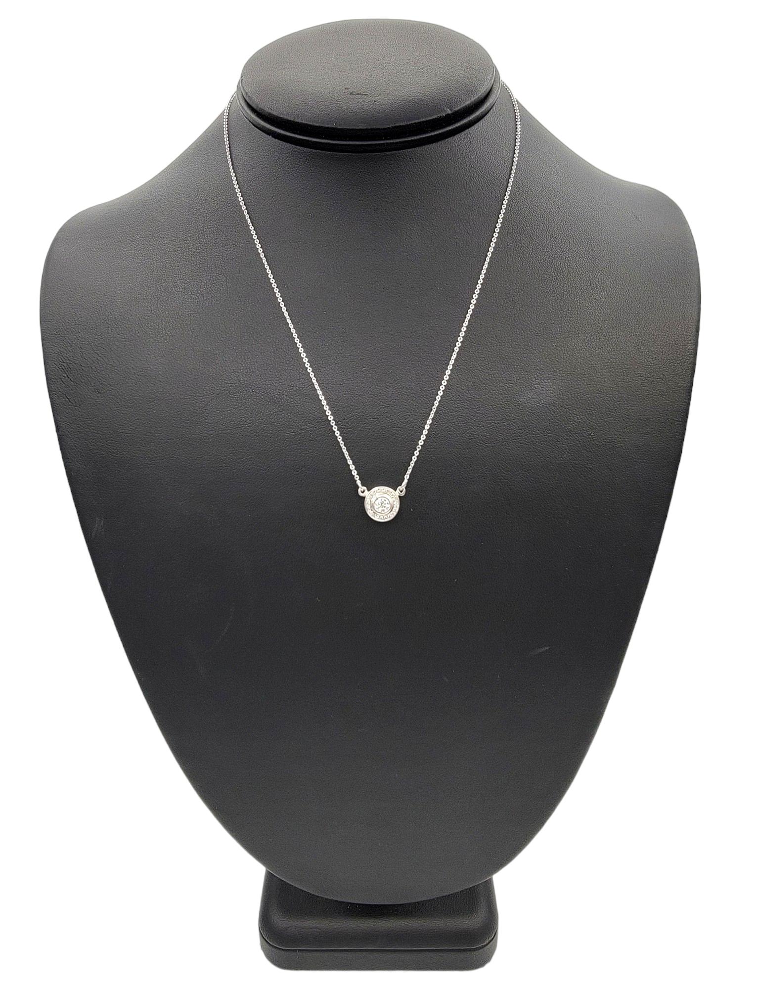 Collier pendentif halo de diamants ronds sertis en or blanc 14 carats en vente 3