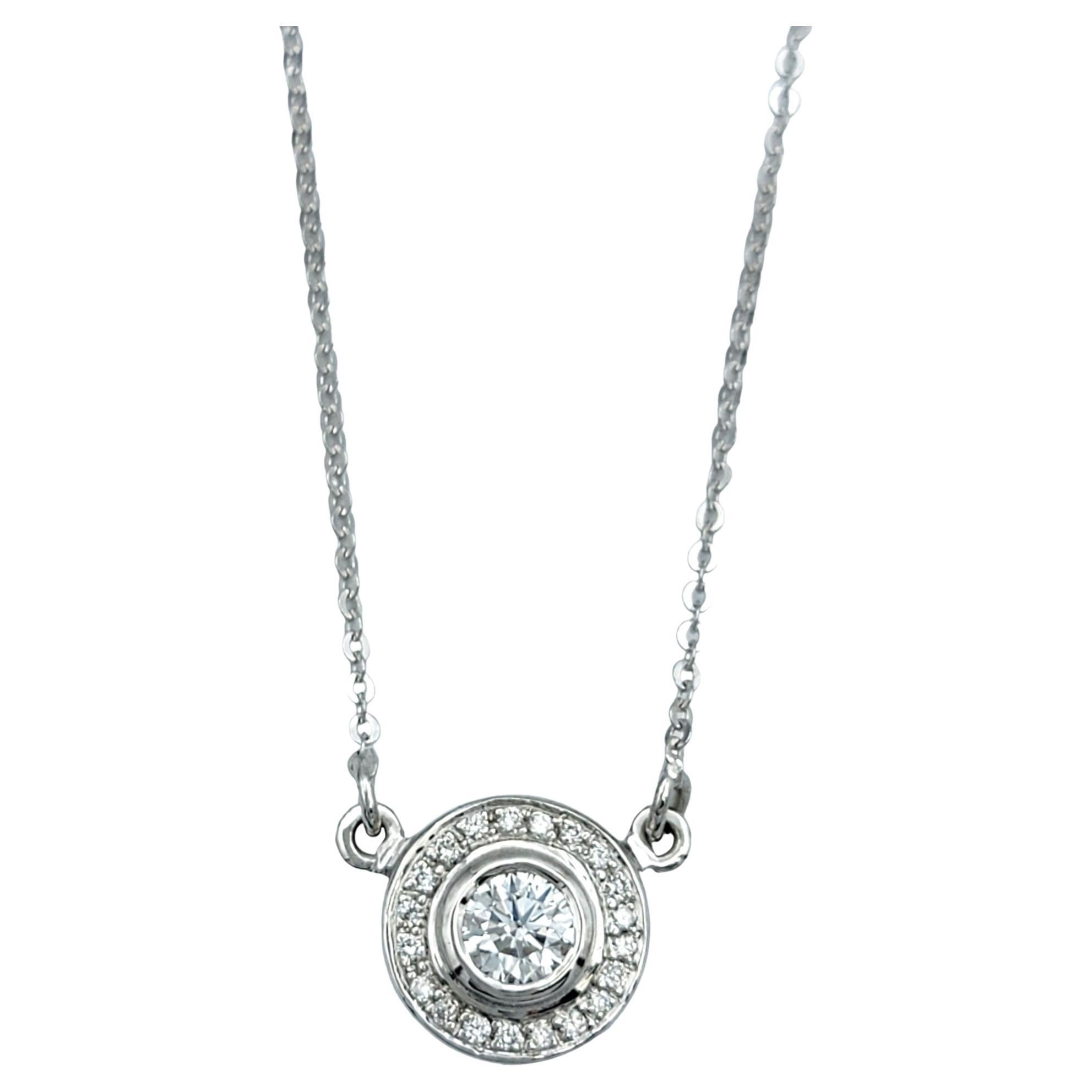 Collier pendentif halo de diamants ronds sertis en or blanc 14 carats