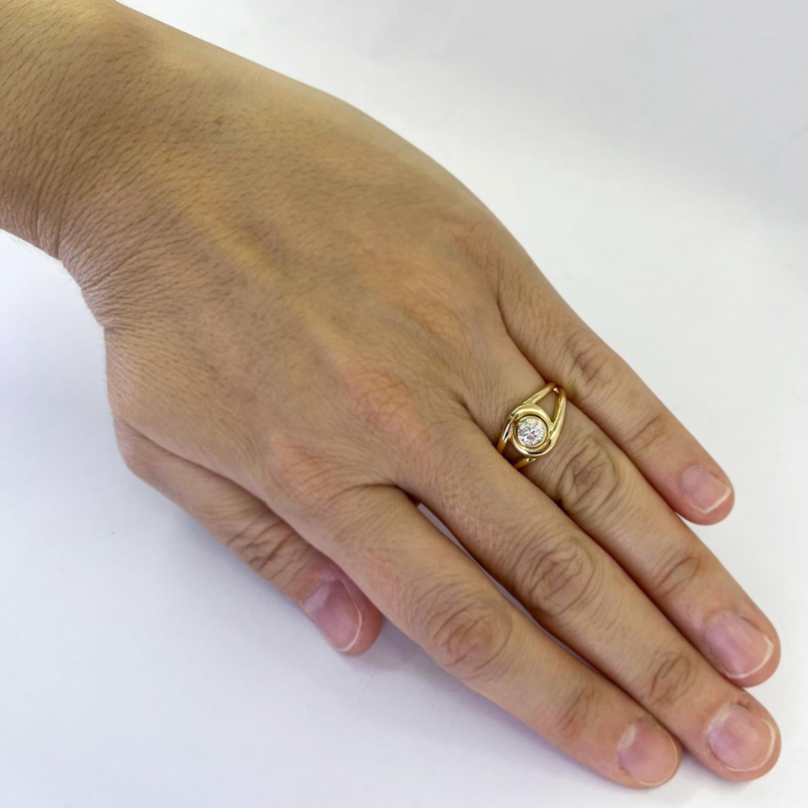 Bague à deux branches en or jaune 18 carats ornée d'un diamant rond de taille brillant estimé à 0,50 carat, de pureté VS et de couleur H, serti dans un chaton. Taille des doigts 6.5. Comprend un service de dimensionnement avant l'expédition, sur
