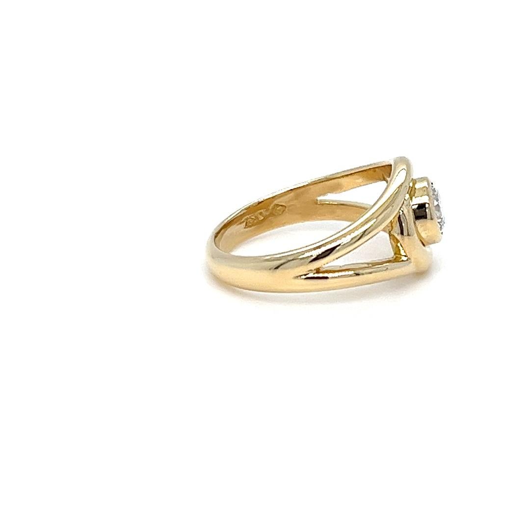 Taille ronde Bague de fiançailles moderne en or jaune sertie d'un chaton de diamants ronds en vente