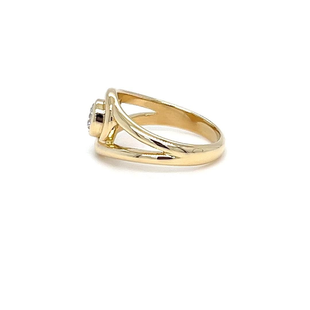 Bague de fiançailles moderne en or jaune sertie d'un chaton de diamants ronds Bon état - En vente à Coral Gables, FL