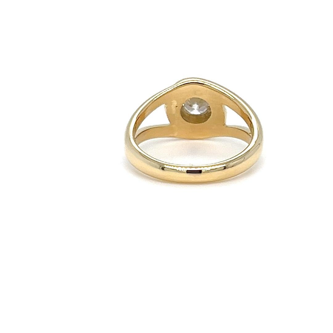Bague de fiançailles moderne en or jaune sertie d'un chaton de diamants ronds Unisexe en vente