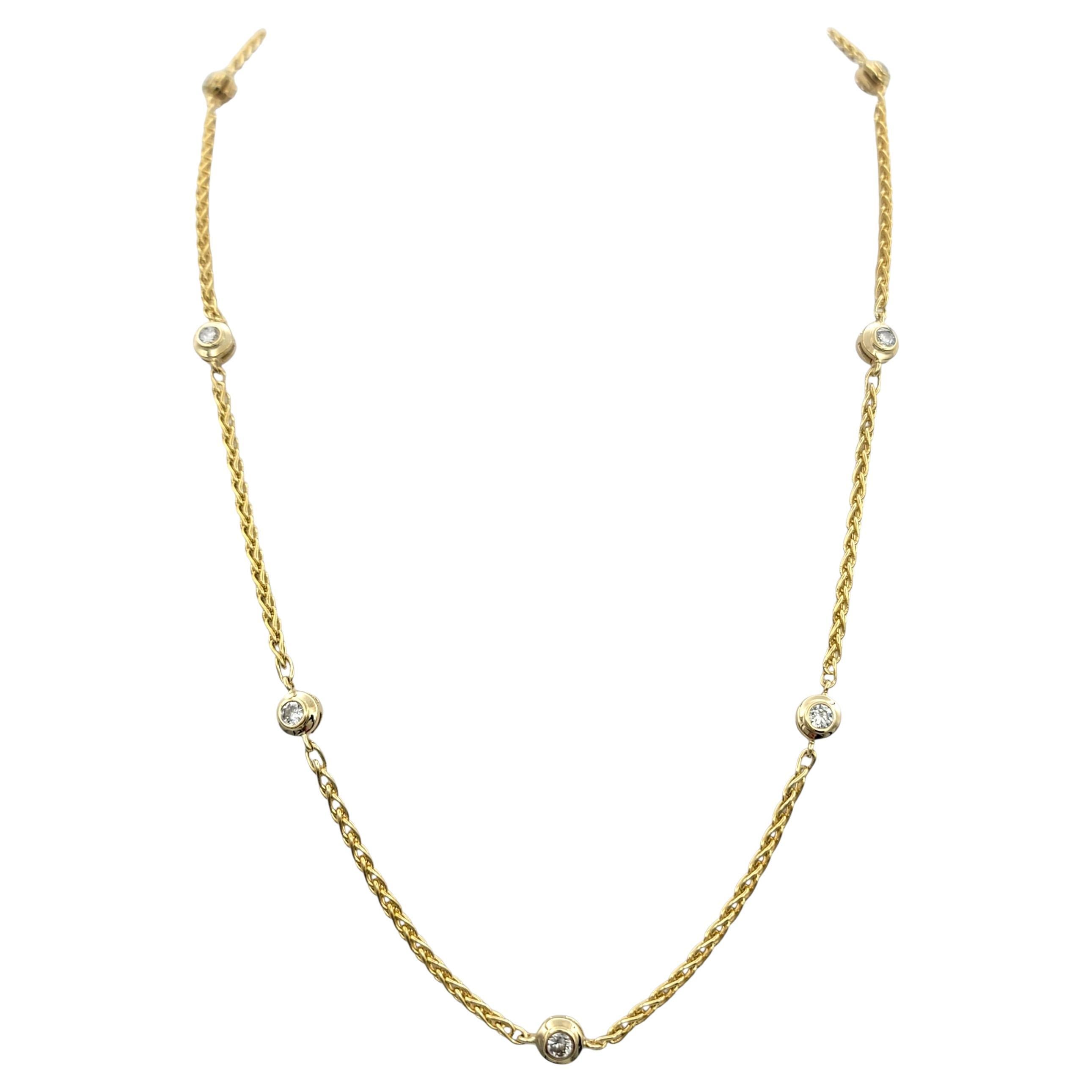 Collar de cadena de trigo con diamantes redondos engastados en bisel en oro amarillo de 18 quilates