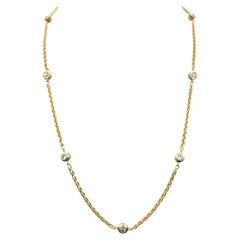 Collar de cadena de trigo con diamantes redondos engastados en bisel en oro amarillo de 18 quilates