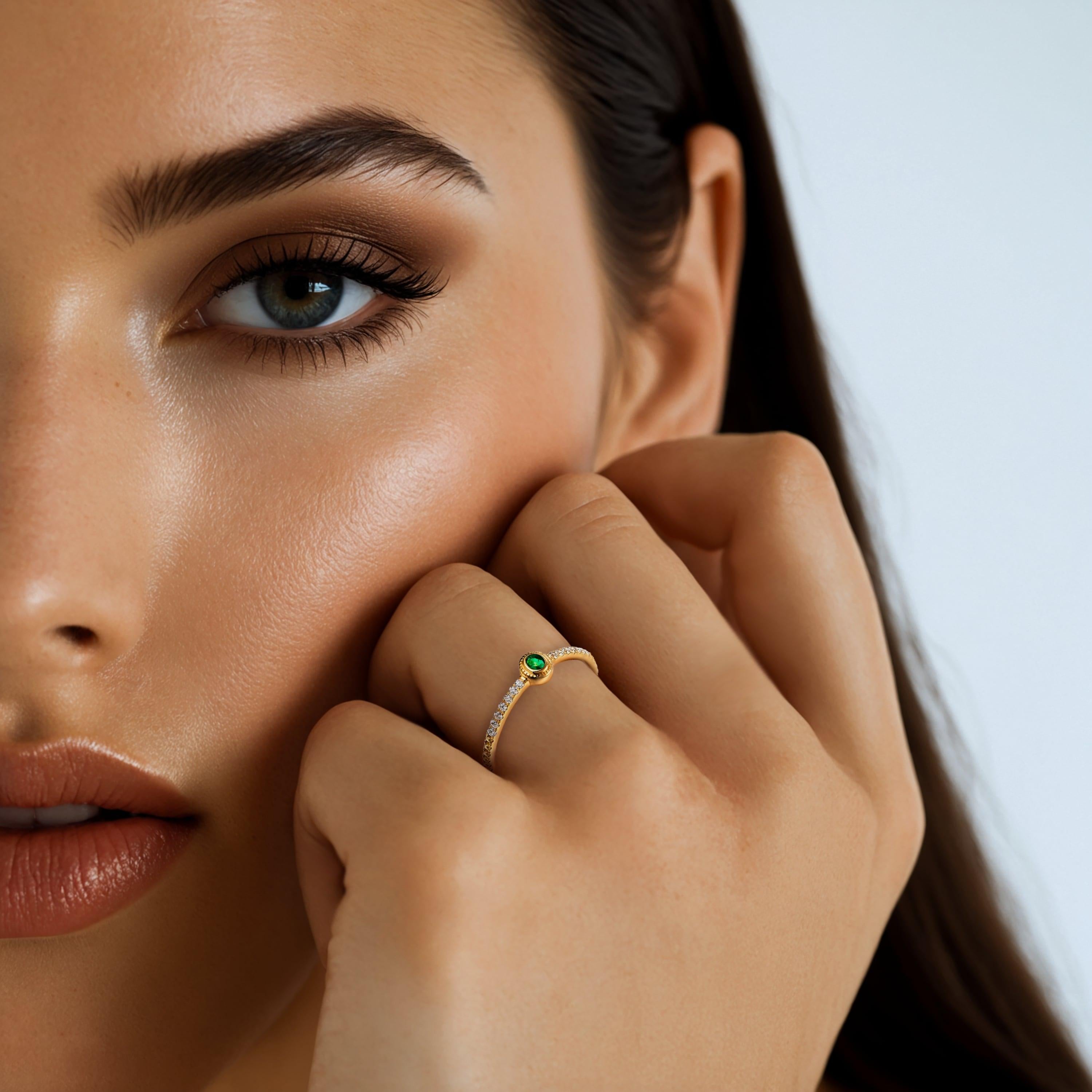 Im Angebot: Lünette Set Runde Smaragd Pave Diamant 14K Gelbgold Ring () 2