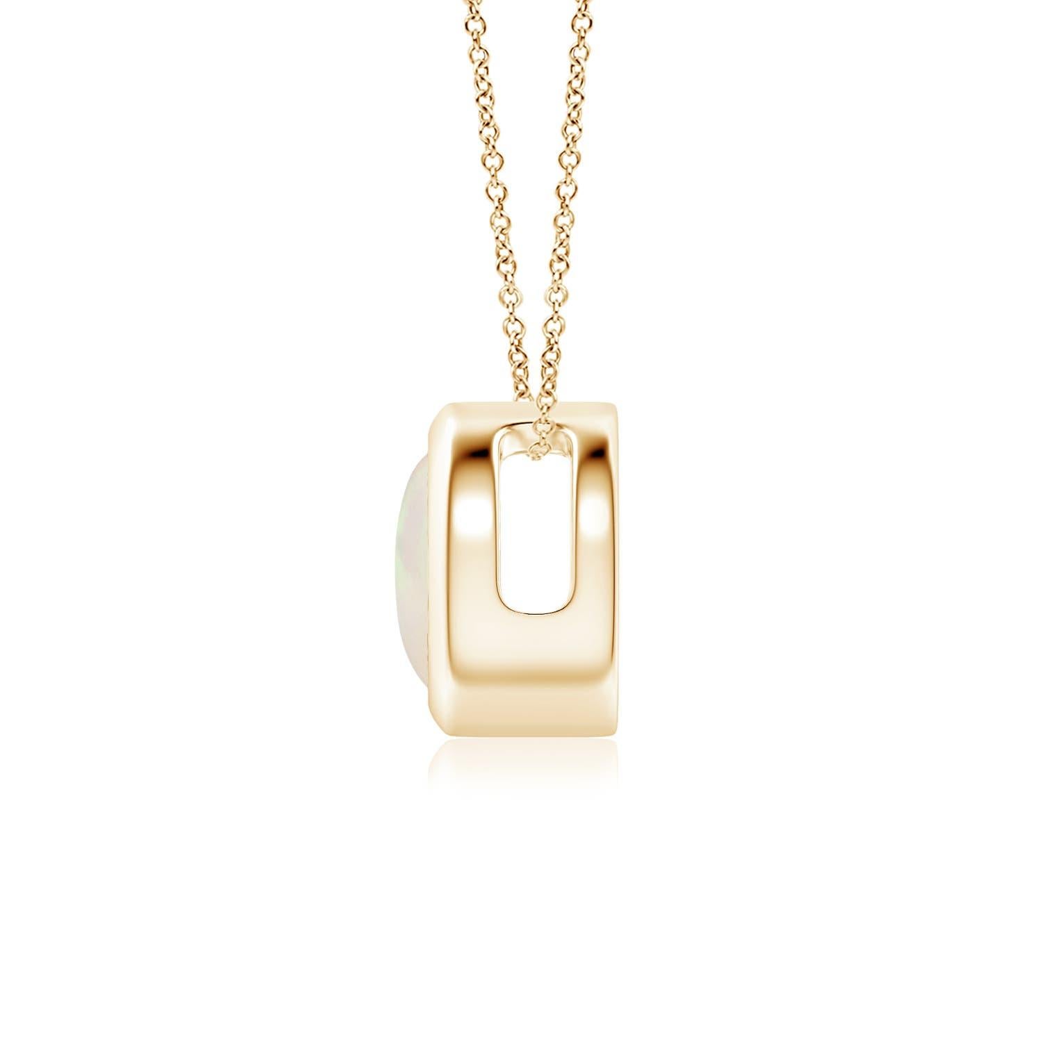 L'opale ronde semble flotter sur la chaîne. Il est fixé dans une monture en or jaune 14k. Ce pendentif en opale, à la fois simple et séduisant, est conçu pour apporter une touche d'élégance grâce à son jeu de couleurs époustouflant. Disponible en